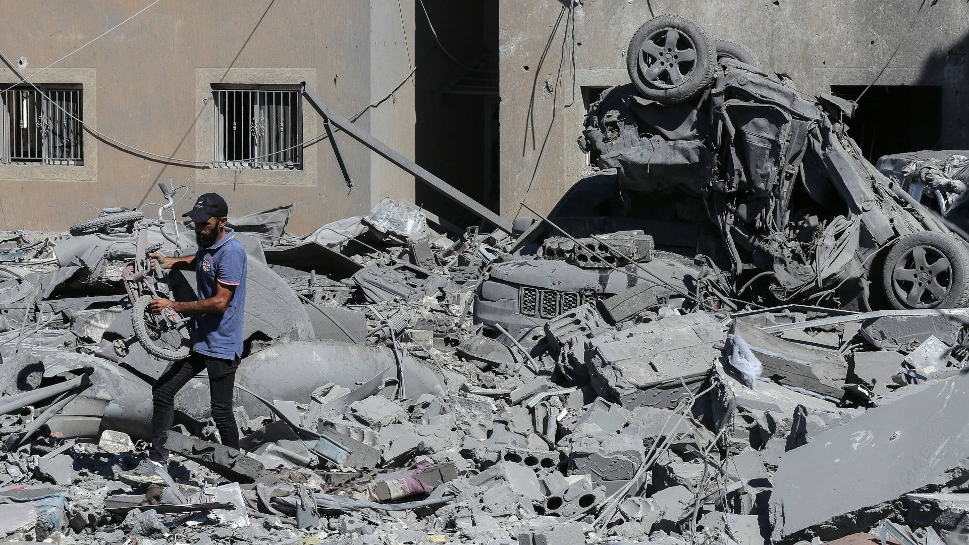 قصف مبنى في لبنان