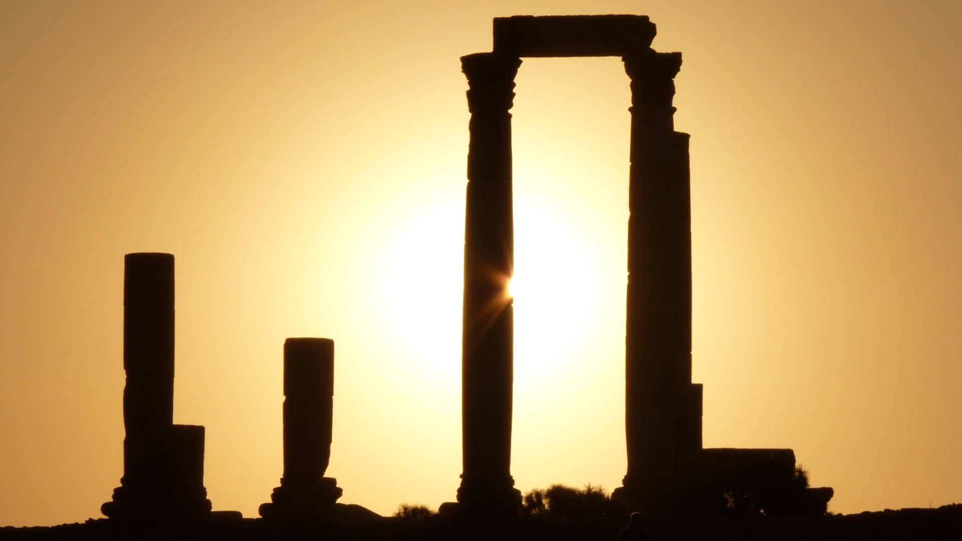 صورة لسطوع الشمس من موقع جبل القلعة في العاصمة عمان