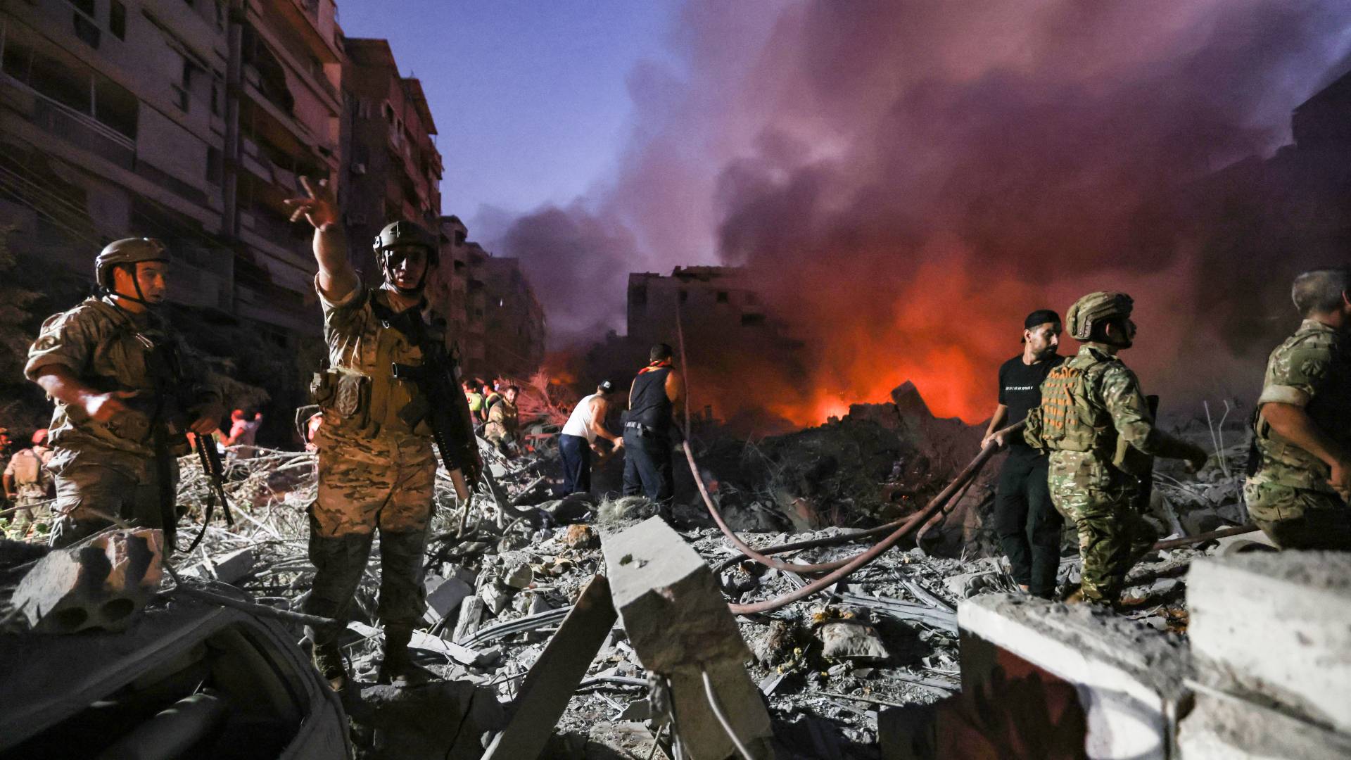 الجيش اللبناني بالقرب من أنقاض مبانٍ سويت بالأرض في الضاحية الجنوبية لبيروت