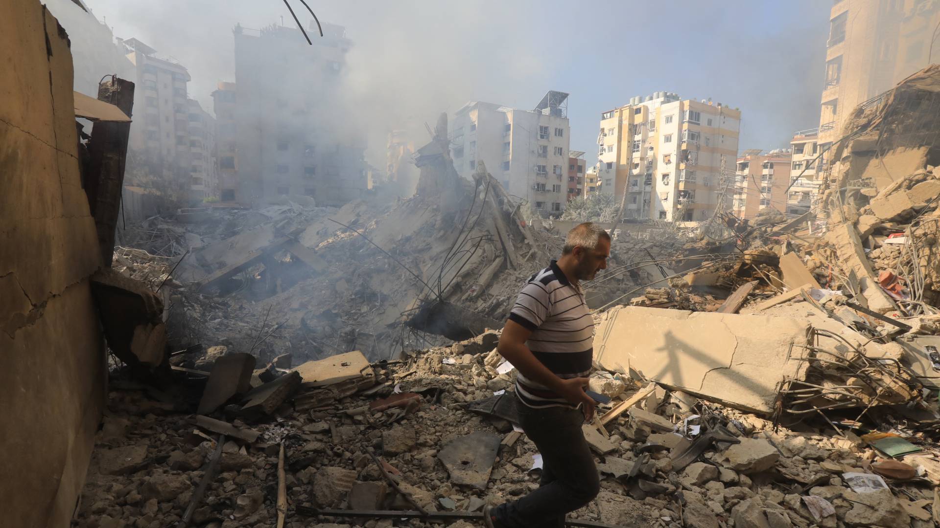 شخص يقف بالقرب من دمار خلفته غارة للاحتلال في الضاحية الجنوبية لبيروت