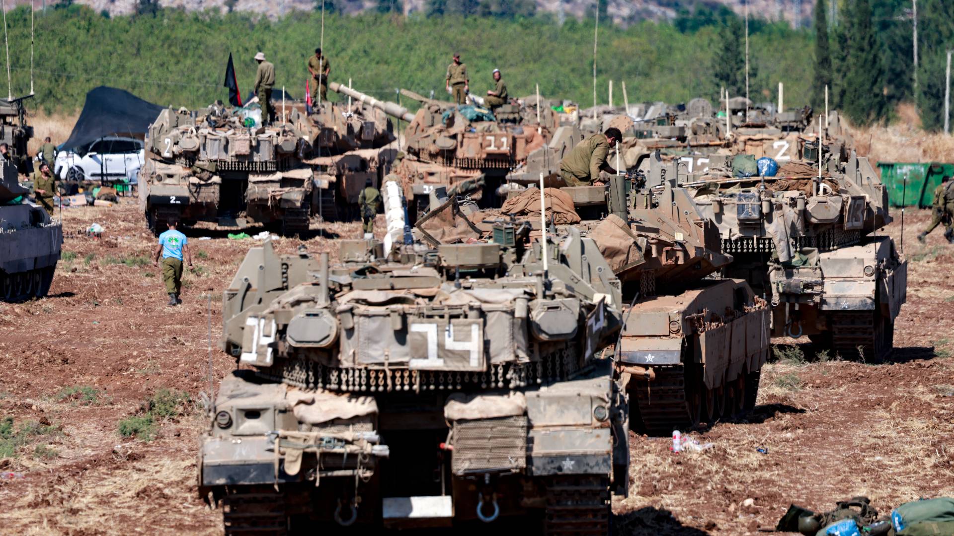 تمركز دبابات الاحتلال في منطقة الجليل الأعلى شمال فلسطين المحتلة بالقرب من الحدود مع لبنان