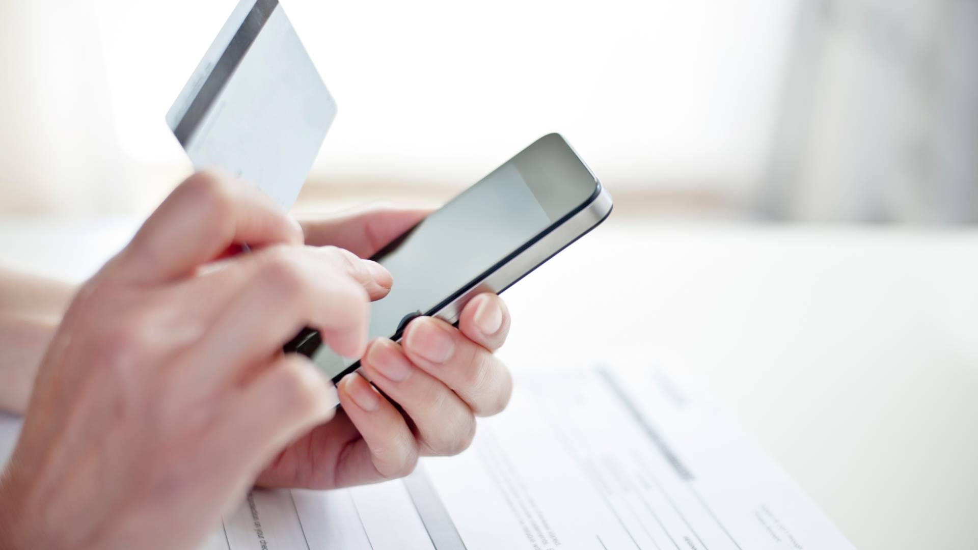 صورة تعبر عن إرسال بيانات بنكية