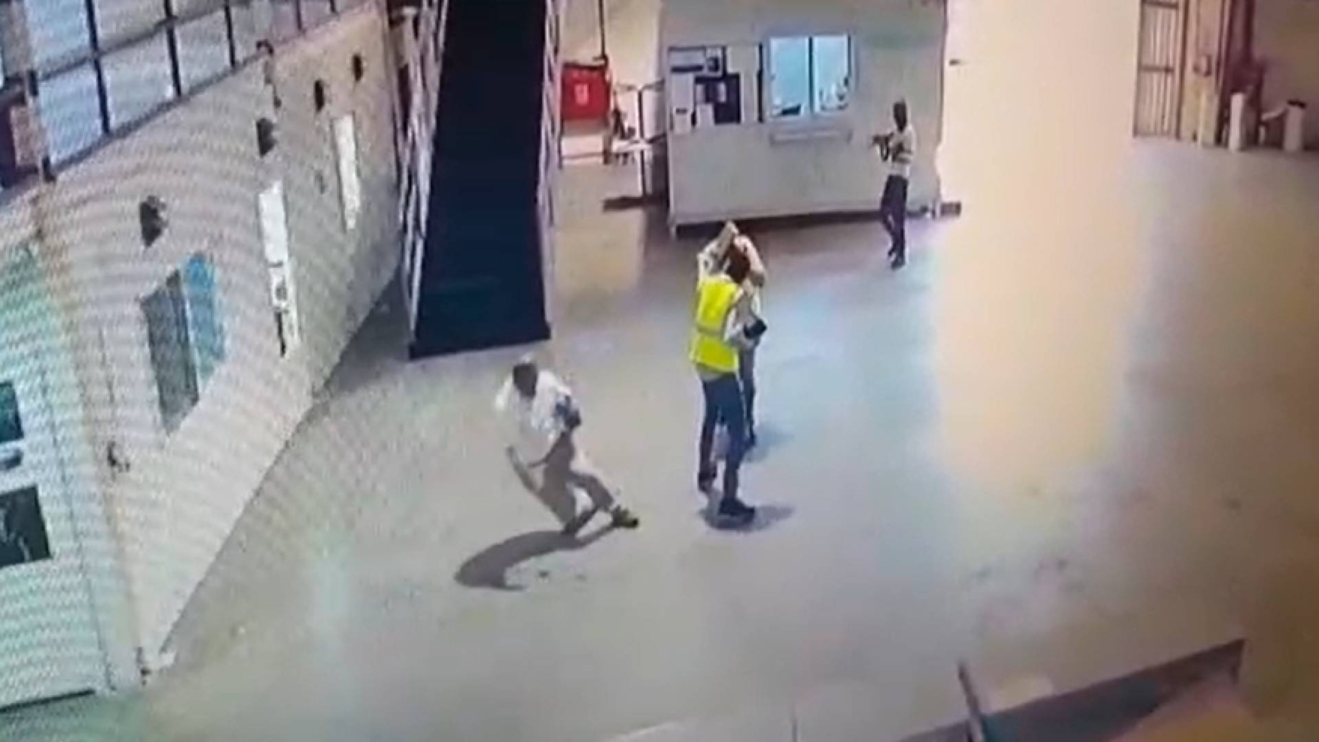 لحظة إطلاق النار داخل الشركة