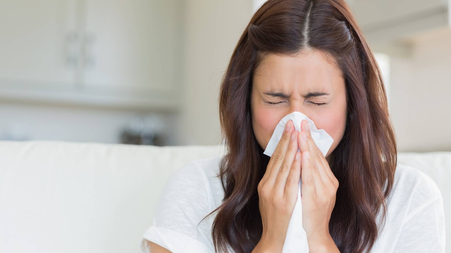 سيدة تعاني من الزكام - تعبيرية