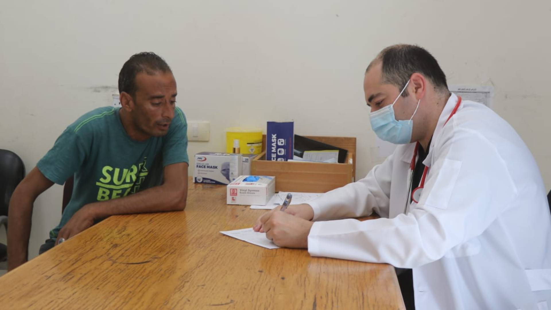 المستشفى الميداني الأردني يستقبل أحد المراجعين