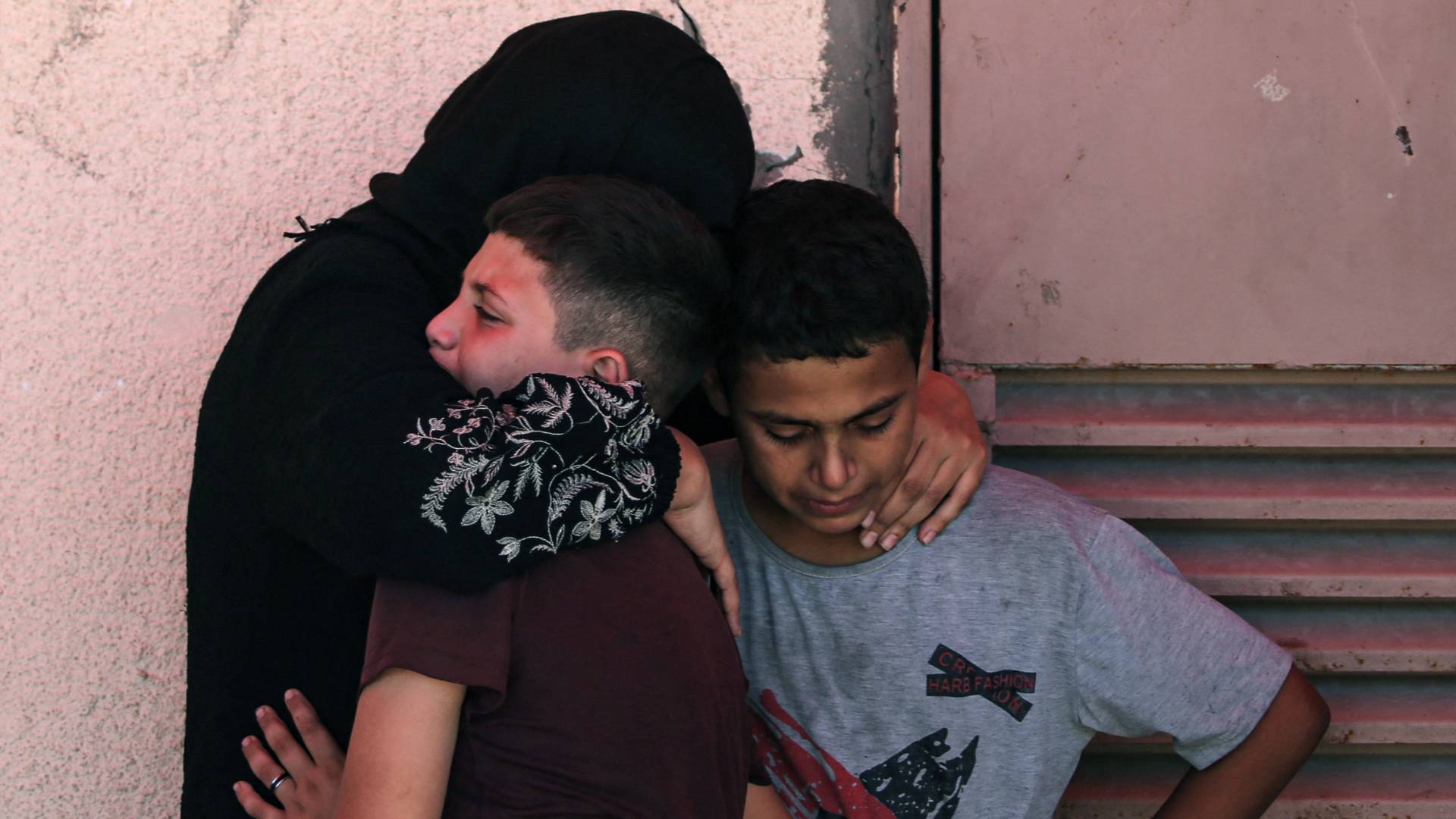 فلسطينيون يبكون عائلتهم جراء العدوان على غزة