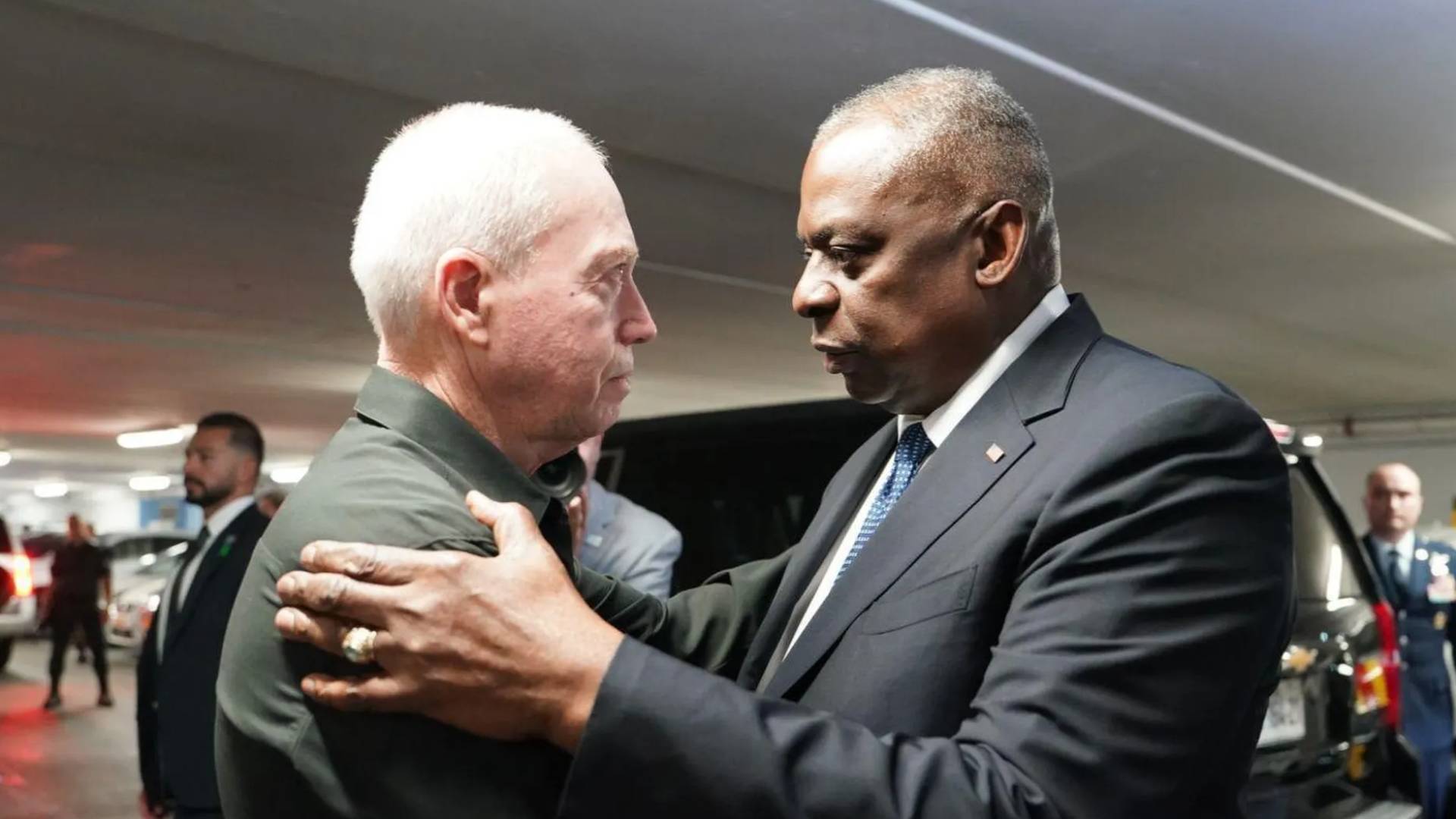 وزير الدفاع الأمريكي لويد أوستن (يمينا) وغالانت (يسارا)