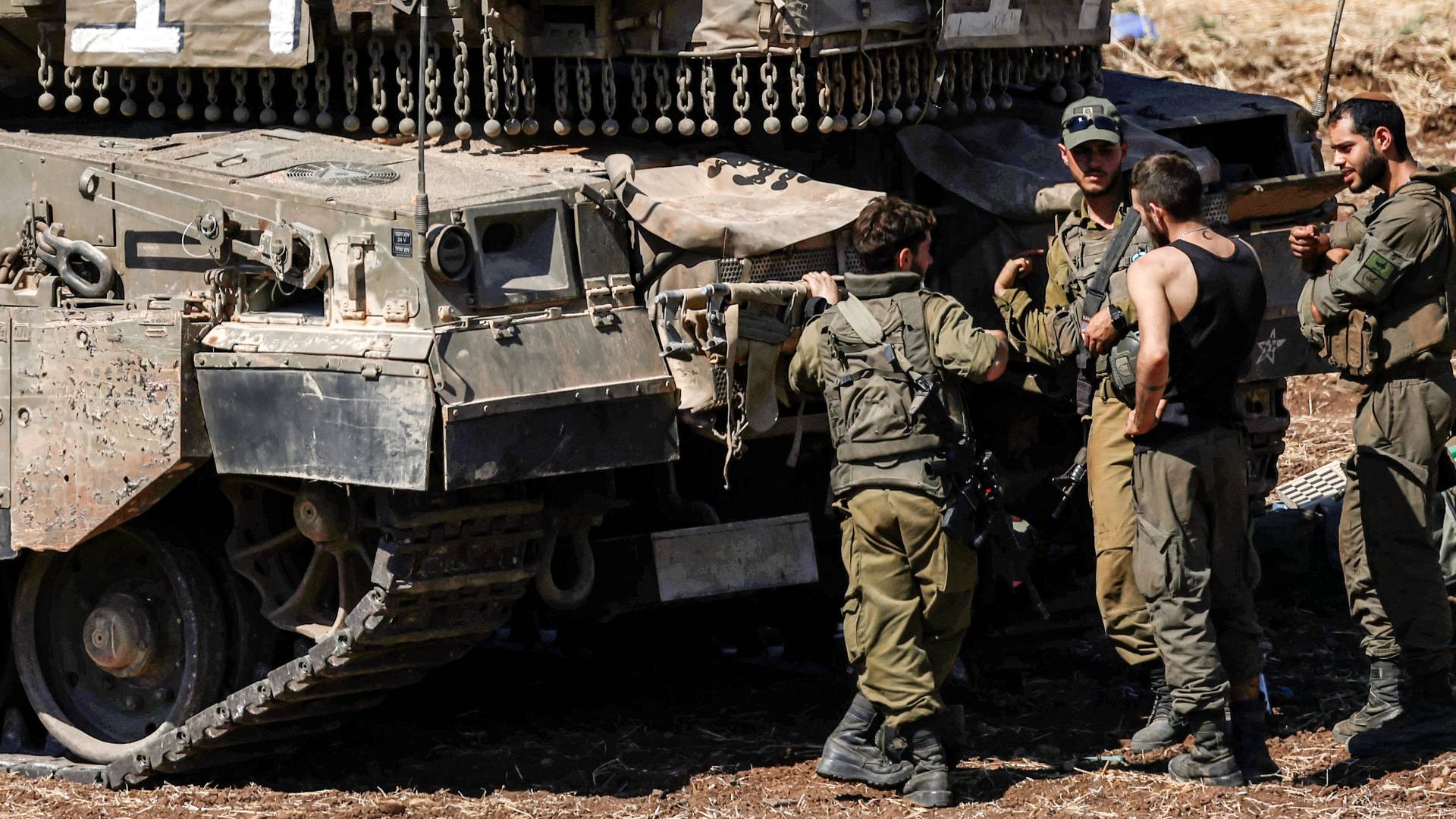 جنود الاحتلال يقفون بجانب آلية عسكرية شمال فلسطين المحتلة