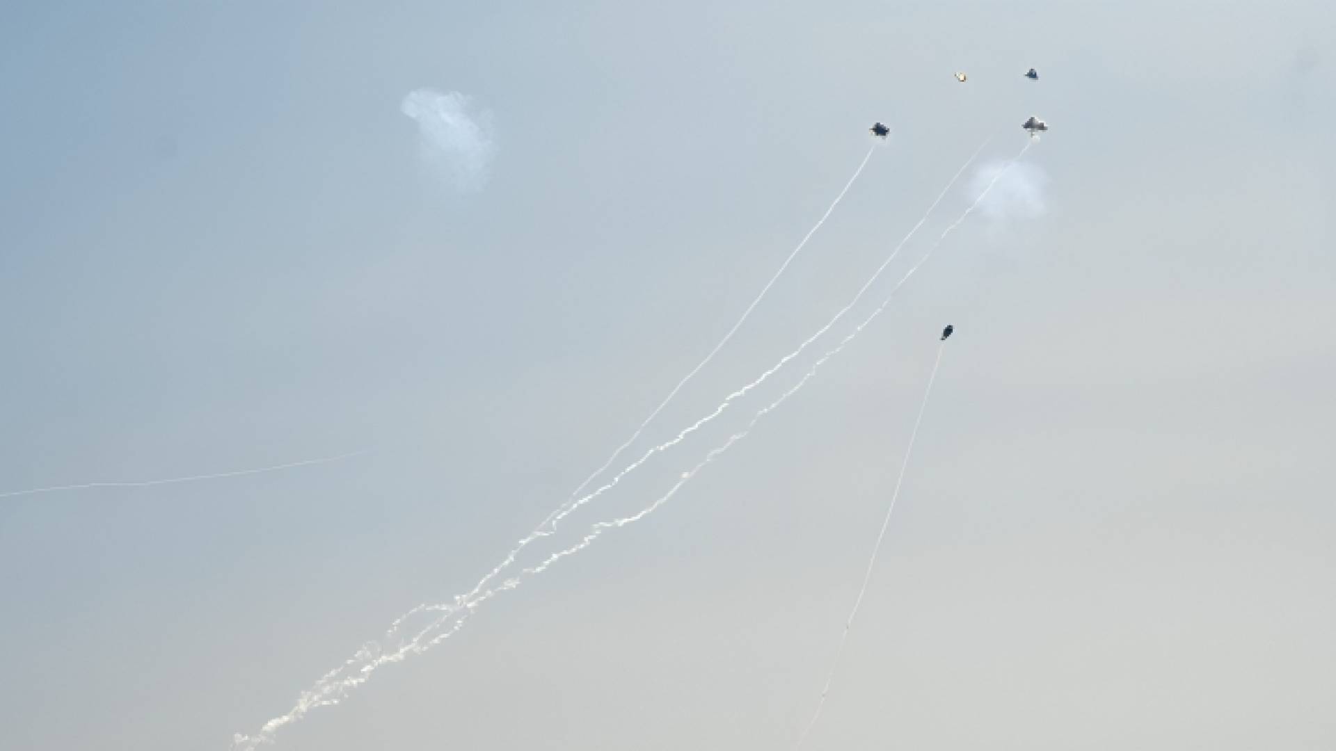 صورة تظهر مسيرات تستهدف كيان الاحتلال