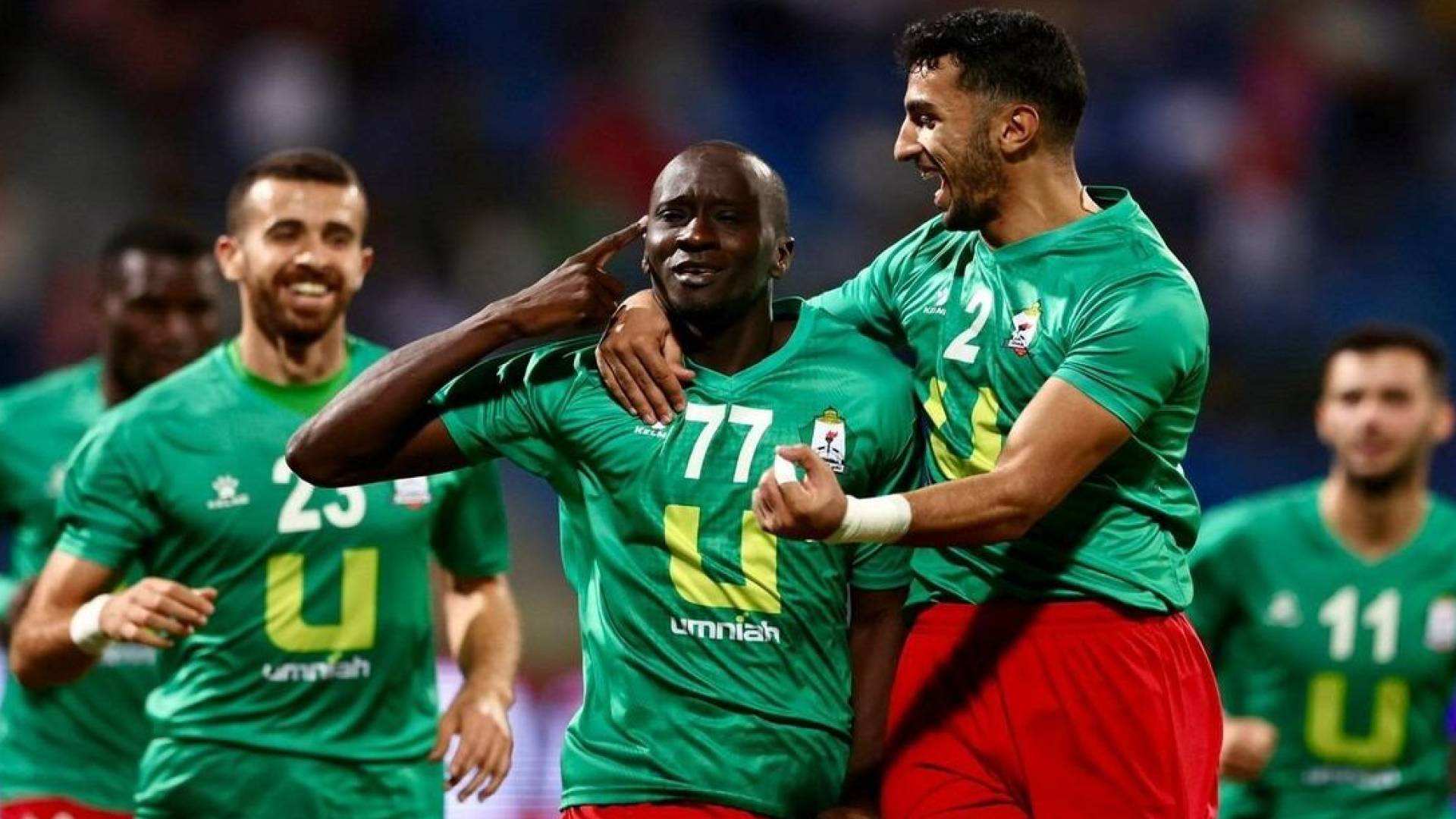 لاعبو الوحدات يحتفلون بهدف سابق