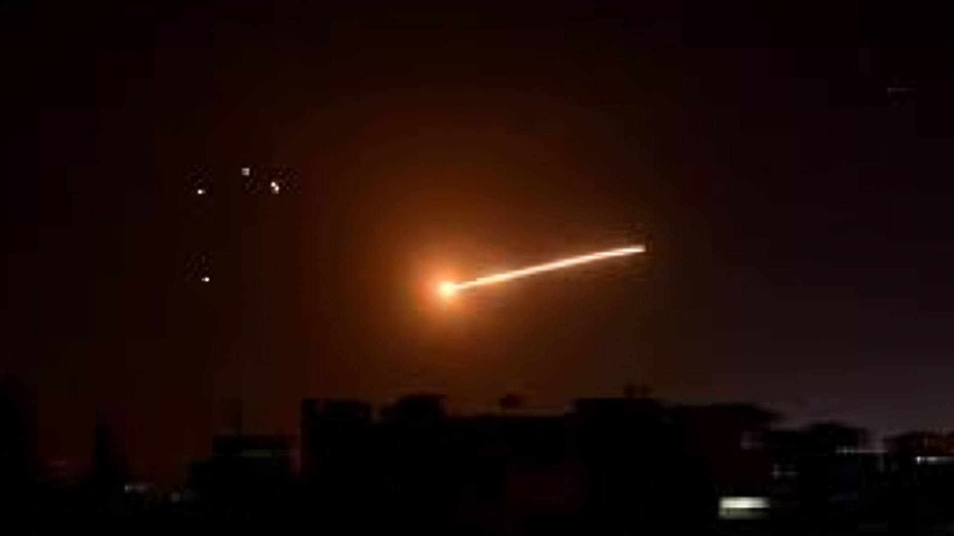 صاروخ في السماء