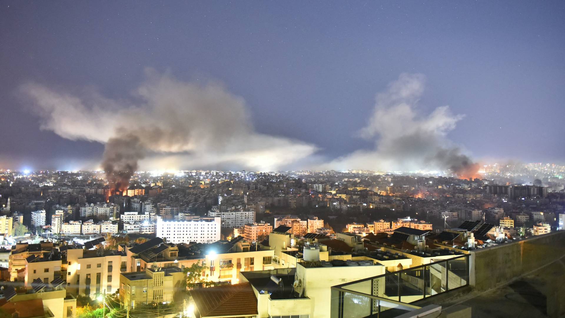 دخان يتصاعد من موقع غارة جوية للاحتلال استهدفت أحد أحياء الضاحية الجنوبية لبيروت
