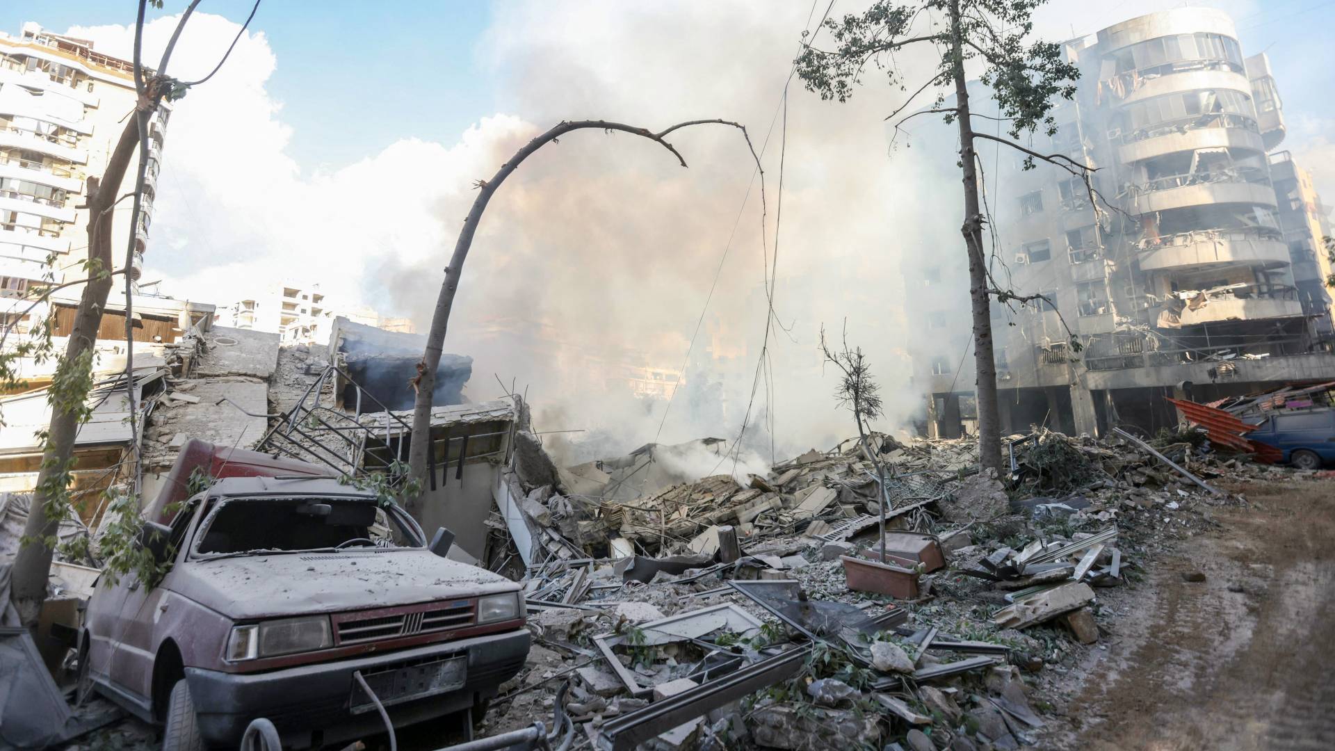 دخان يتصاعد من موقع غارة جوية للاحتلال في ضاحية الحدث الجنوبية ببيروت