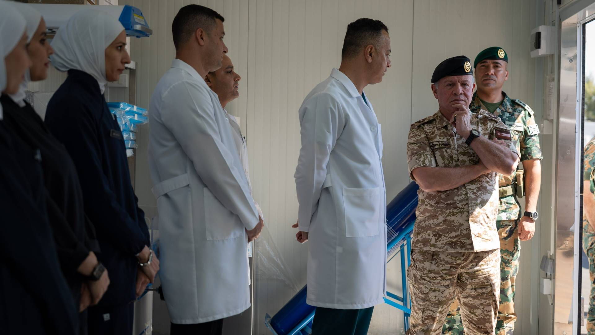 جلالة الملك يتابع تجهيز المستشفى قبيل إرساله إلى غزة