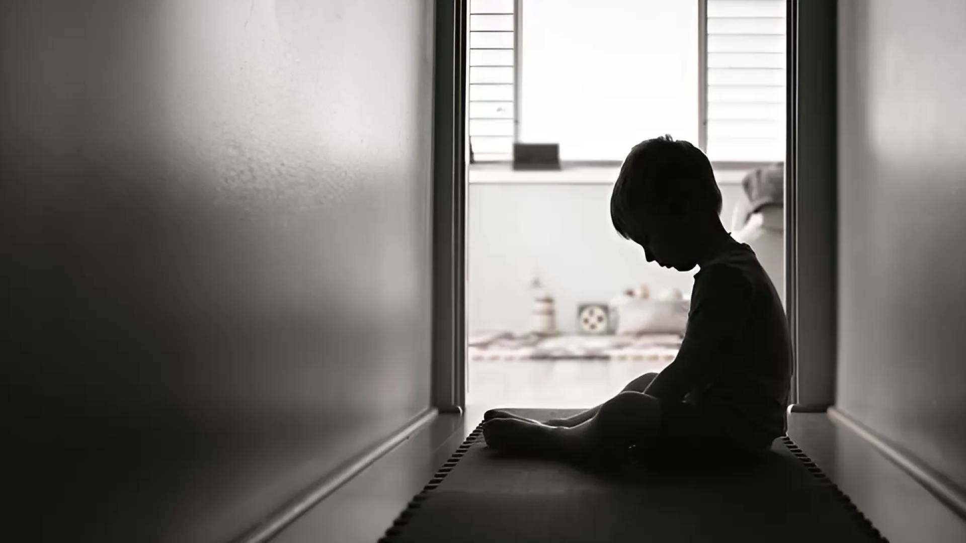 طفل يجلس وحيدا