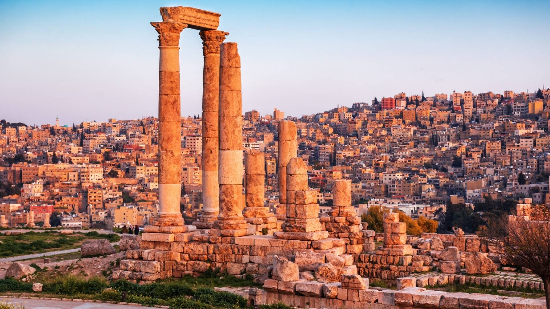 لقطة عامة تظهر أحد الأحياء السكنية في عمان