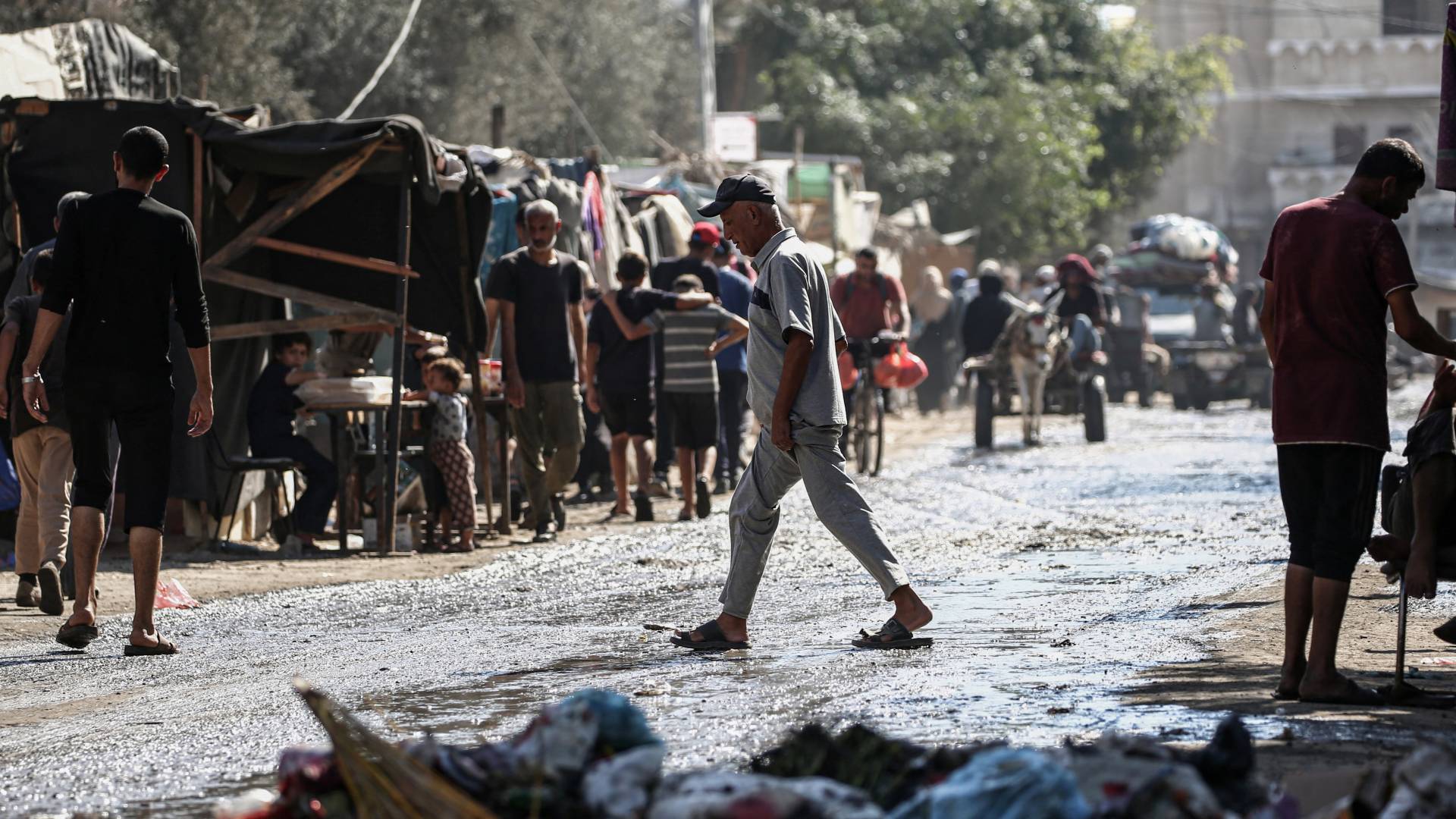 فلسطينيون نازحون في دير البلح وسط قطاع غزة