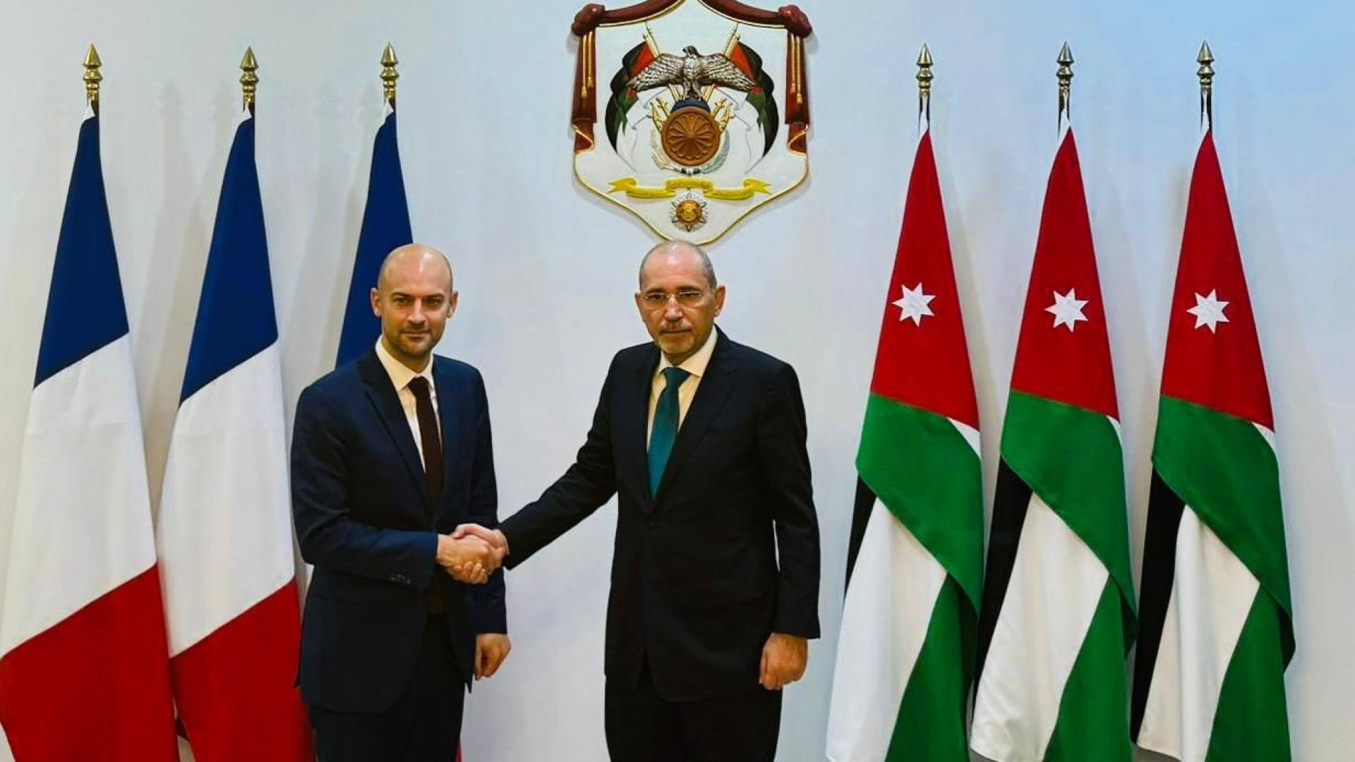 وزير الخارجية أيمن الصفدي (يمينا)، وزير أوروبا والشؤون الخارجية الفرنسي جان نويل بارو (يسارا)