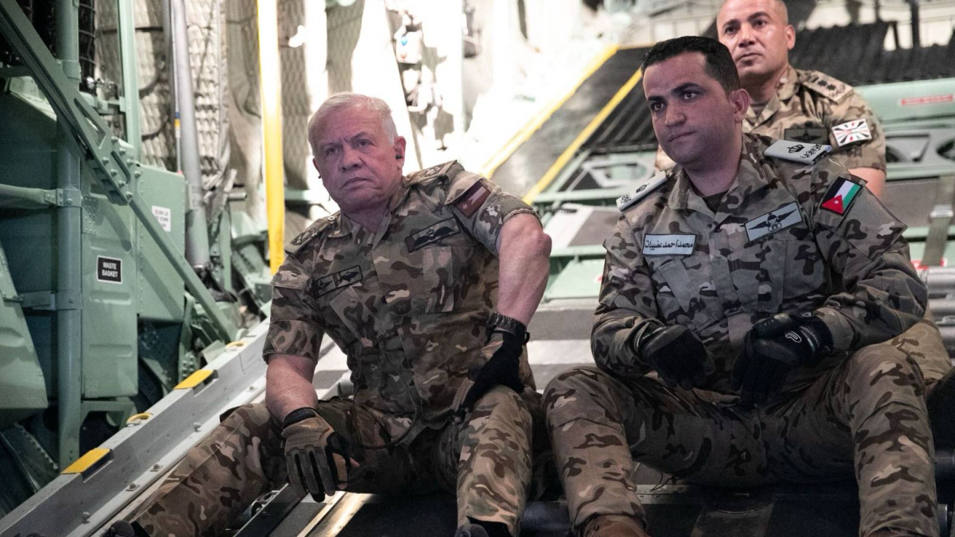 جلالة الملك خلال مشاركة إحدى طائرات الإنزال الجوي