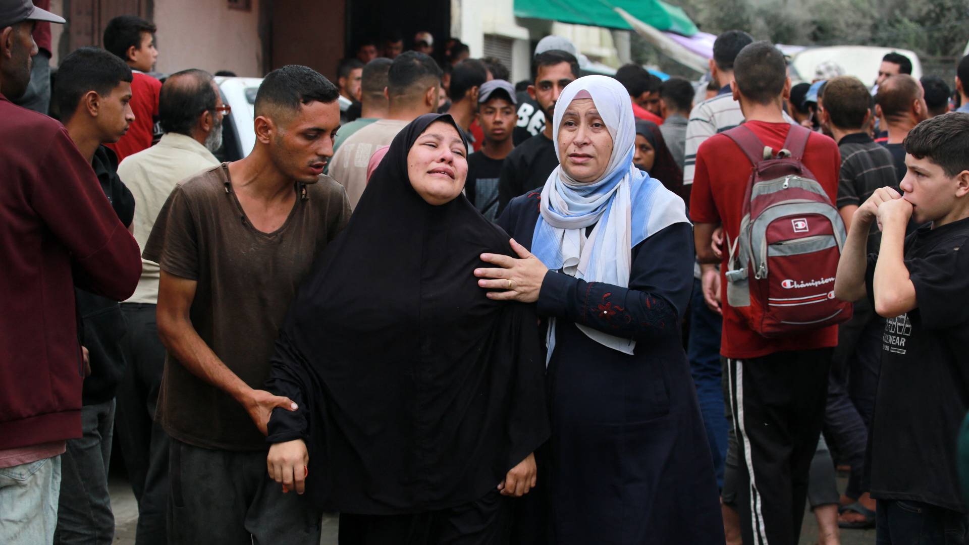 إمرأة تبكي ارتقاء أقاربها في غزة