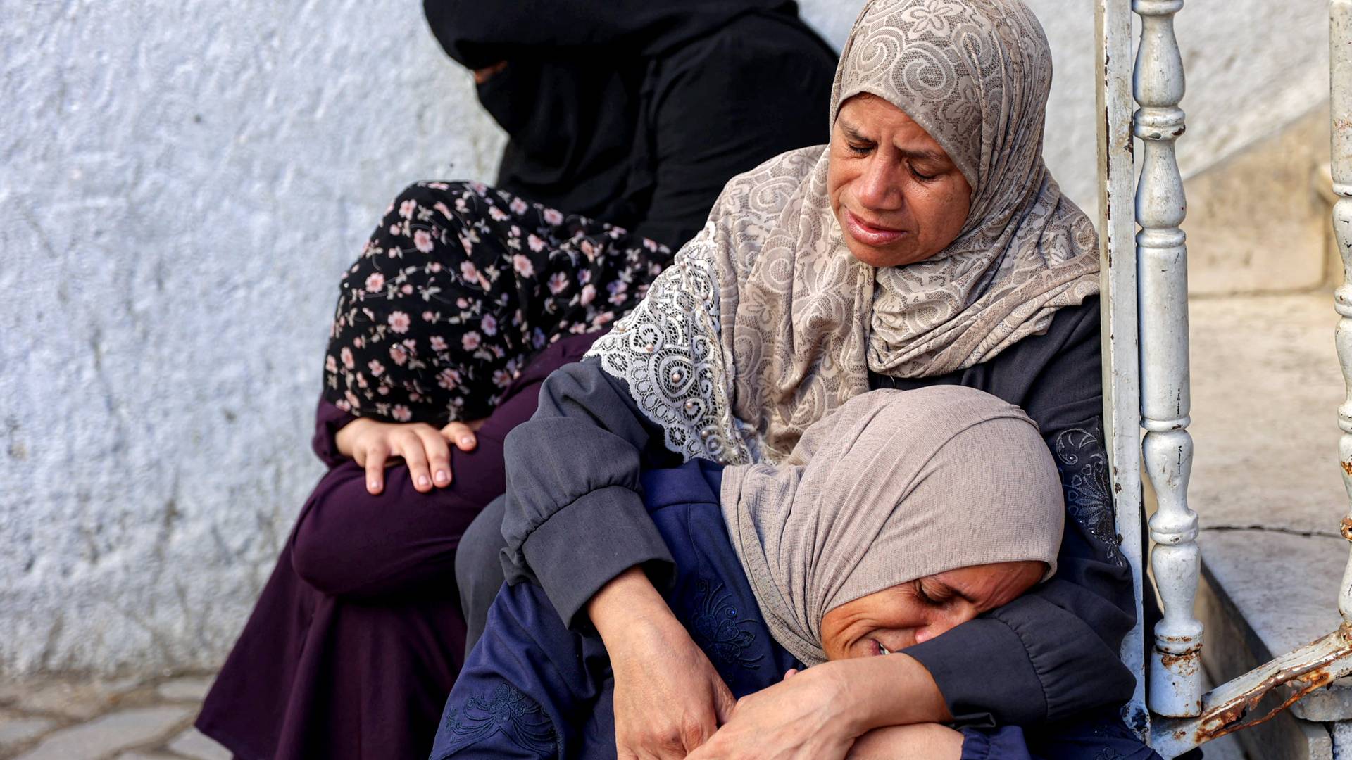 د فعل النساء أثناء حزنهن على الضحايا الذين قتلوا في قصف للاحتلال في غزة