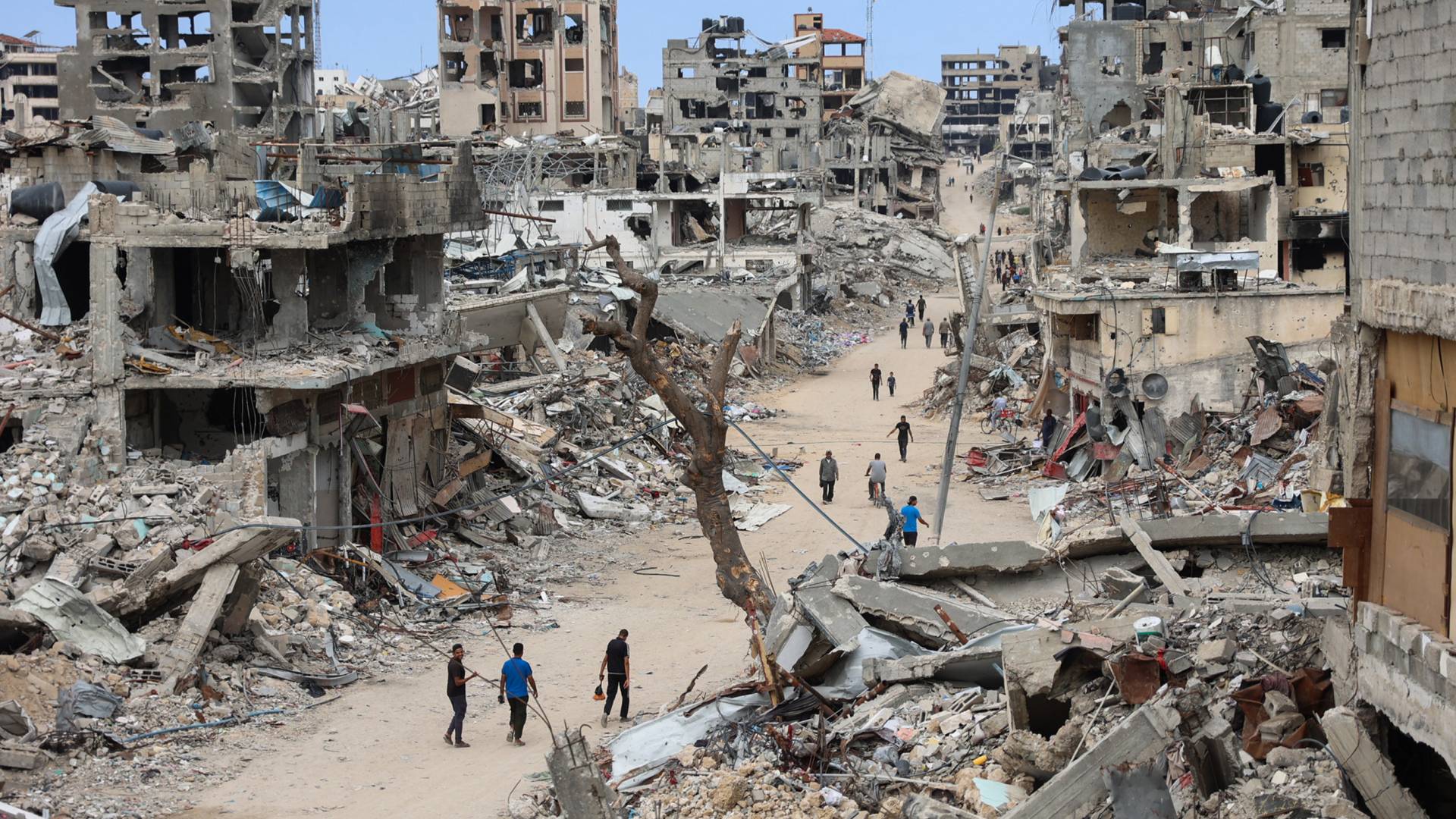 فلسطينيون بين أنقاض المباني في حي الشجاعية بمدينة غزة