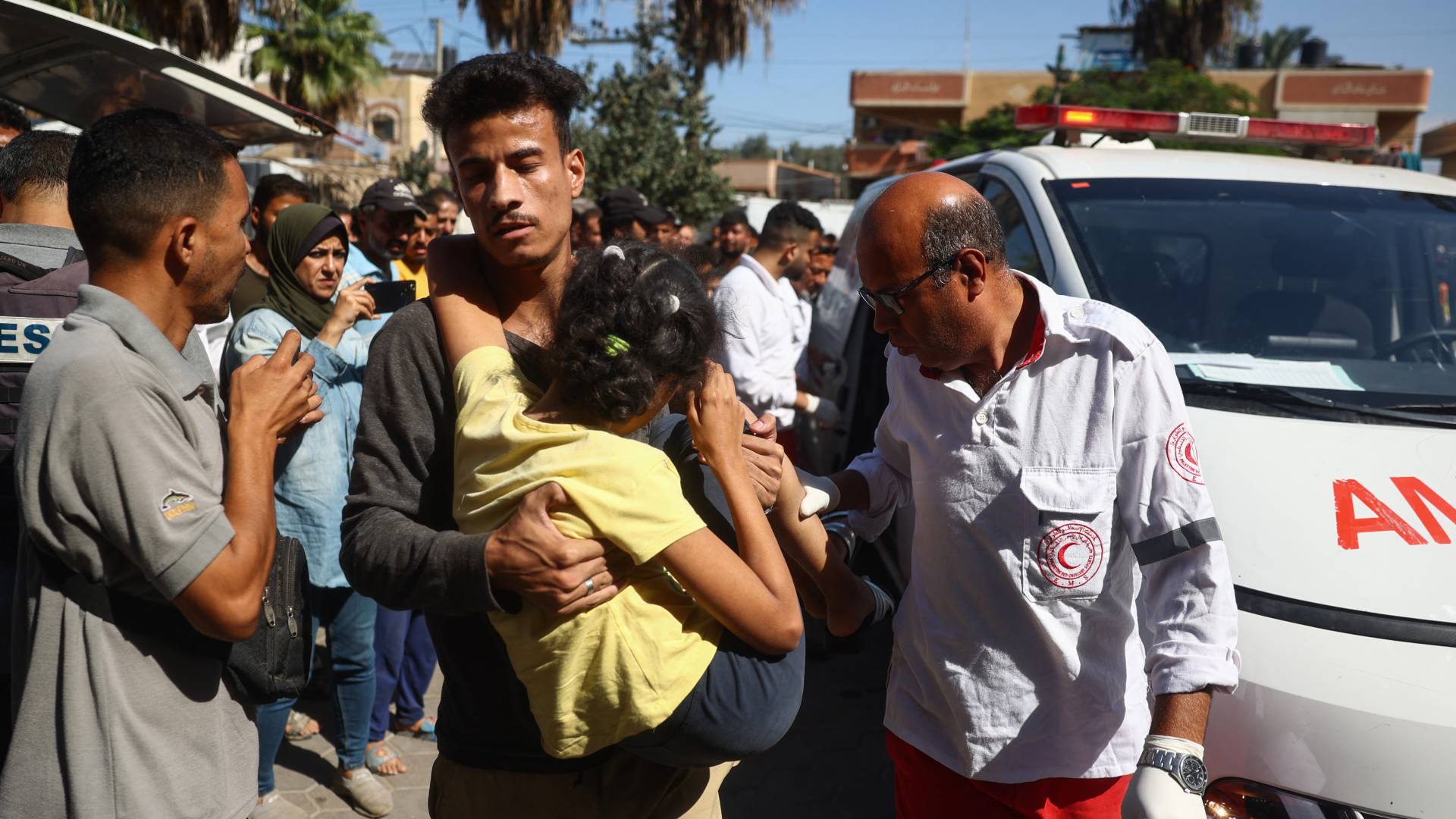 فلسطينيون في مستشفى شهداء الأقصى في دير البلح