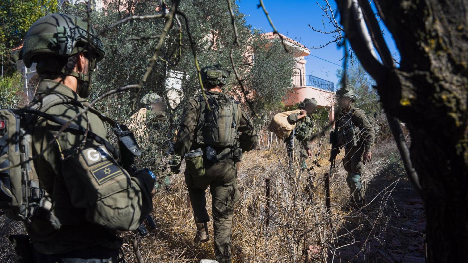 جنود من لواء جولاني بالقرب من المبنى الذي زعم أنهم سيطروا عليه