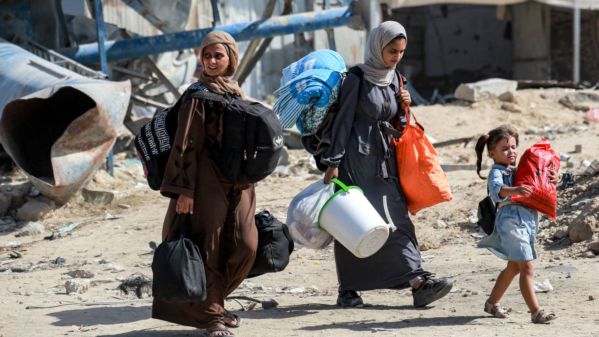 عائلة فلسطينية نازحة من منزلها