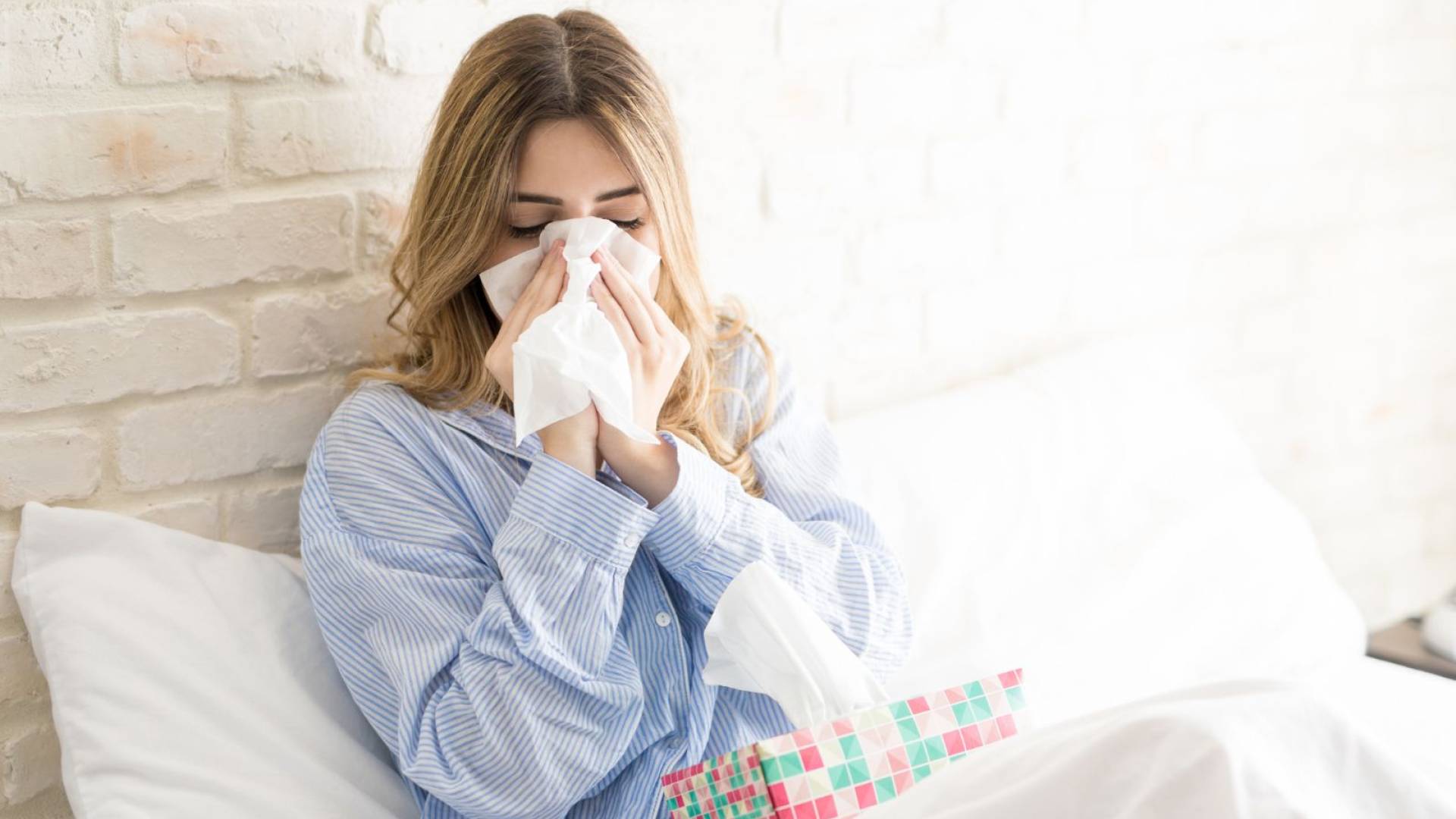 فتاة تعاني من الرشح