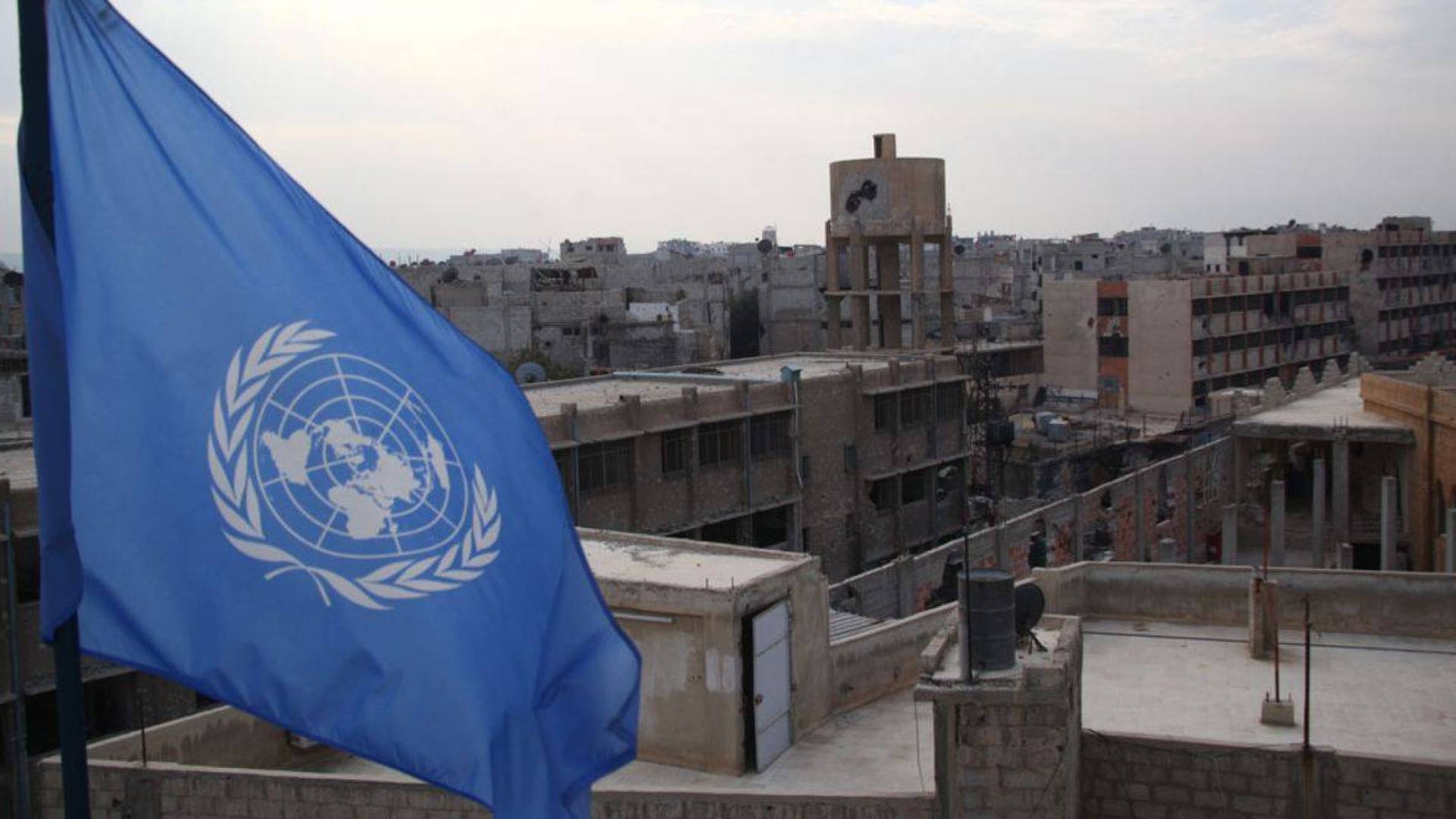 علم الأونروا على مبنى تابع لها في الضفة الغربية