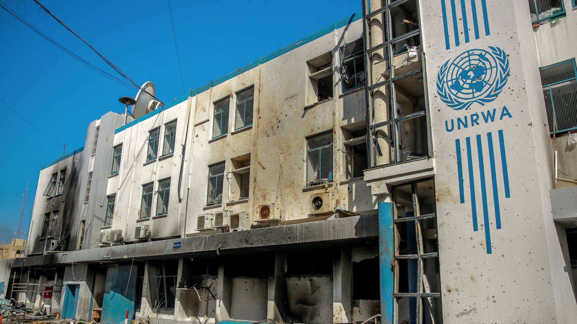 مقر الأنروا الذي دمره الاحتلال في قطاع غزة خلال العدوان الجاري