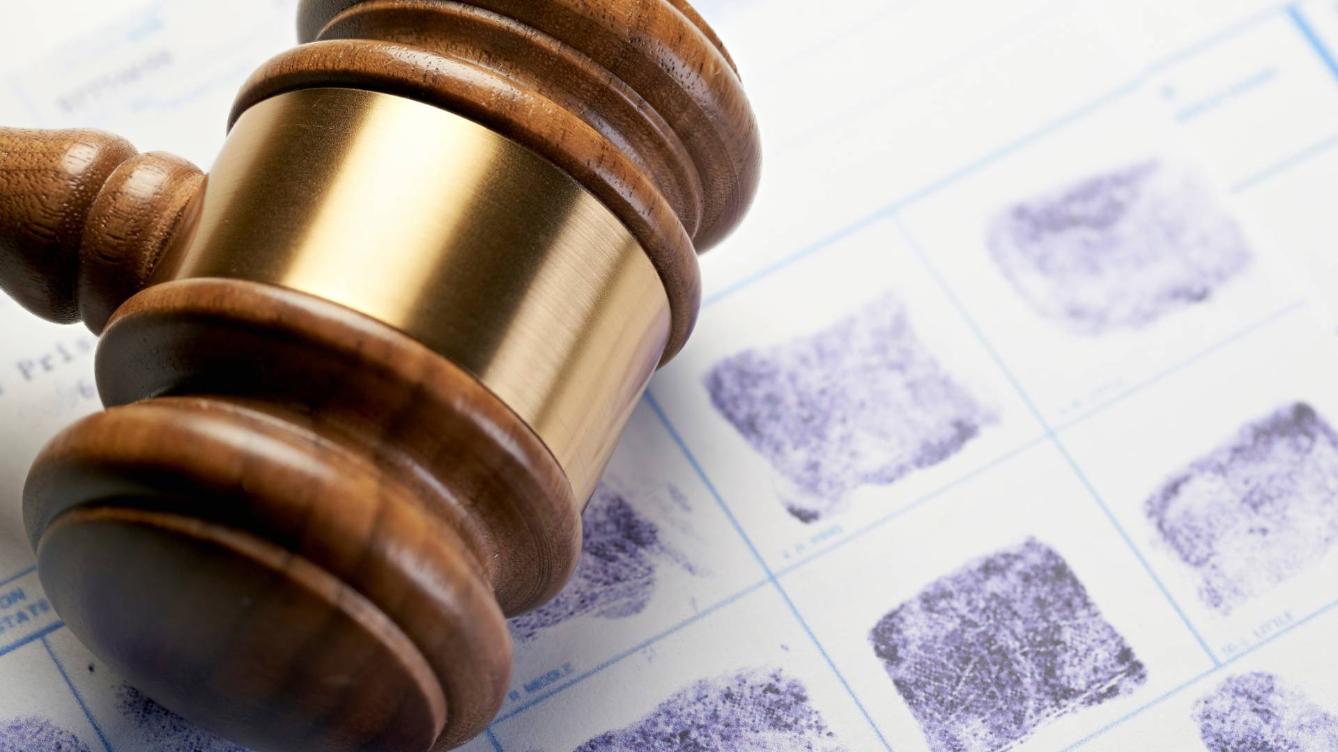 بصمات ومطرقة قاضي