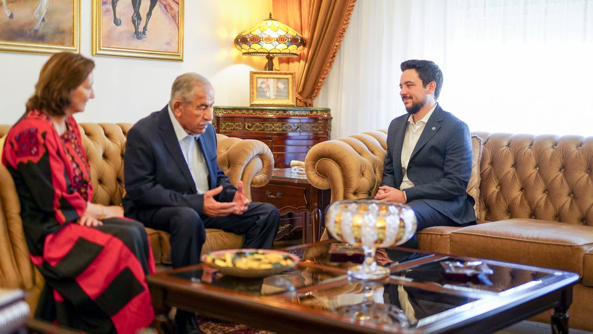 ولي العهد يطمئن على صحة الوزير الأسبق مازن الساكت