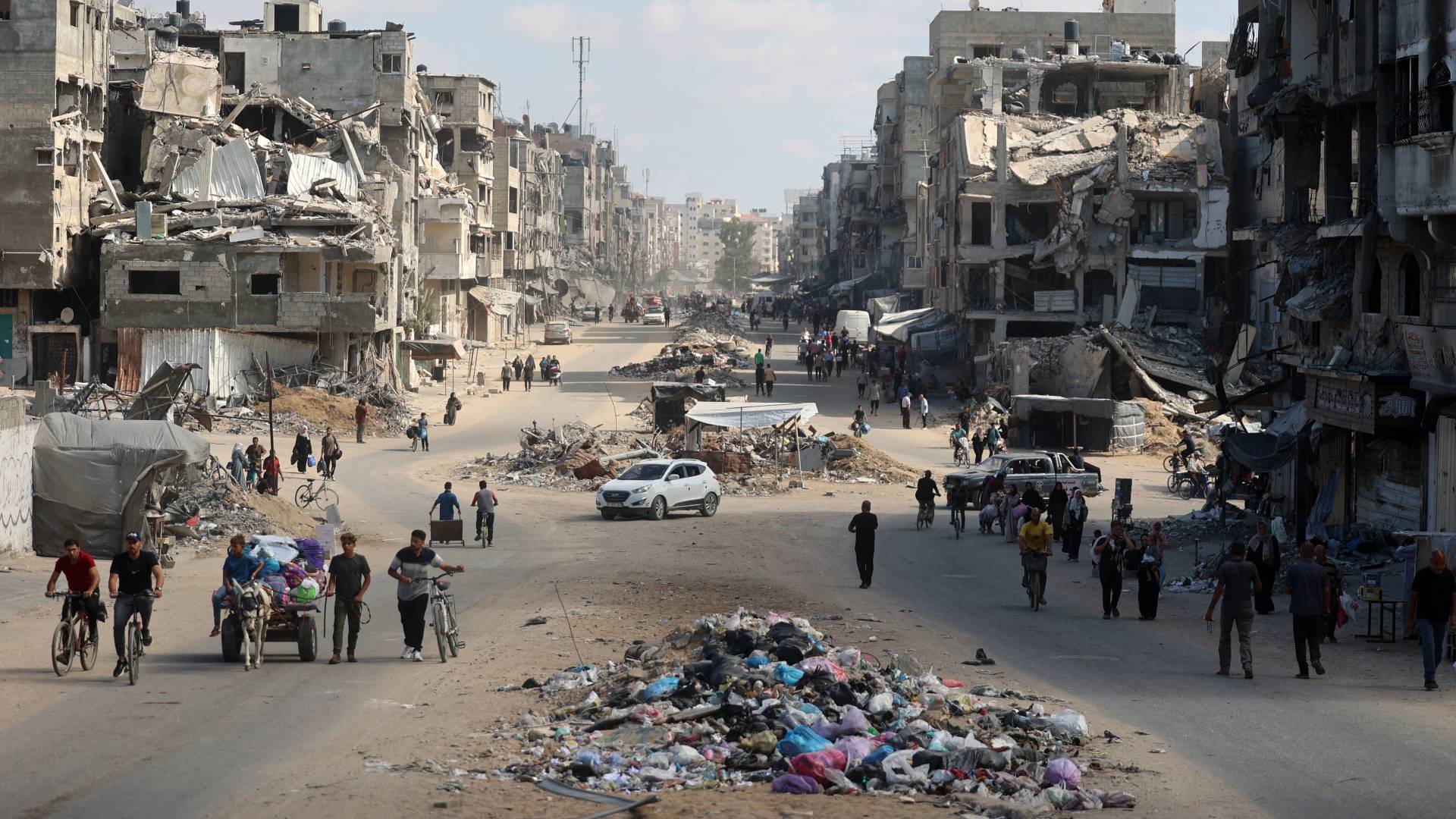 فلسطينيون يحملون أمتعتهم أثناء مغادرتهم مناطق شمال مدينة غزة في شمال قطاع غزة