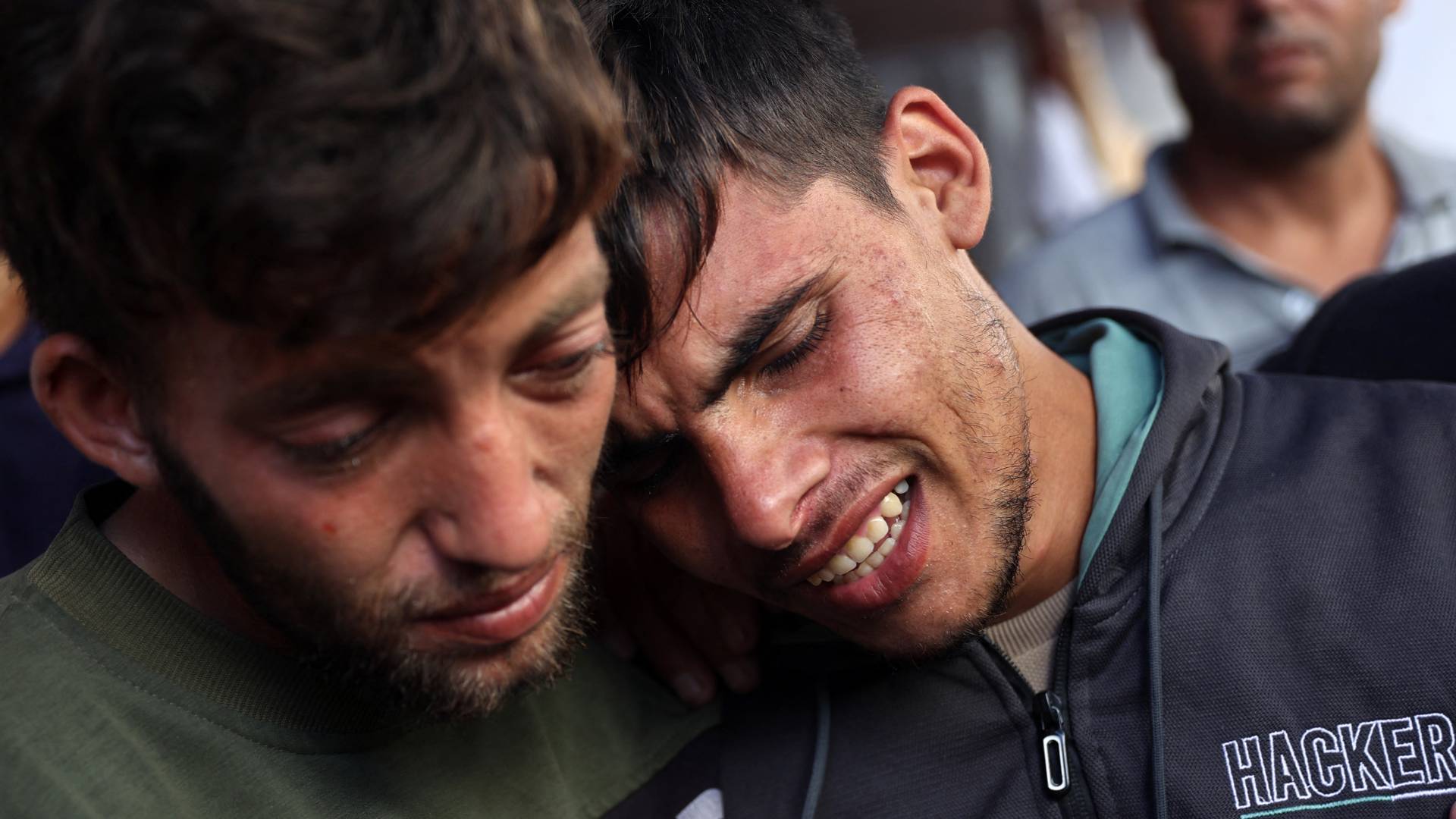 علي عساف (على اليمين)، 20 عاما، الناجي الوحيد من عائلته التي ارتقت في غارة جوية للاحتلال في مخيم جباليا