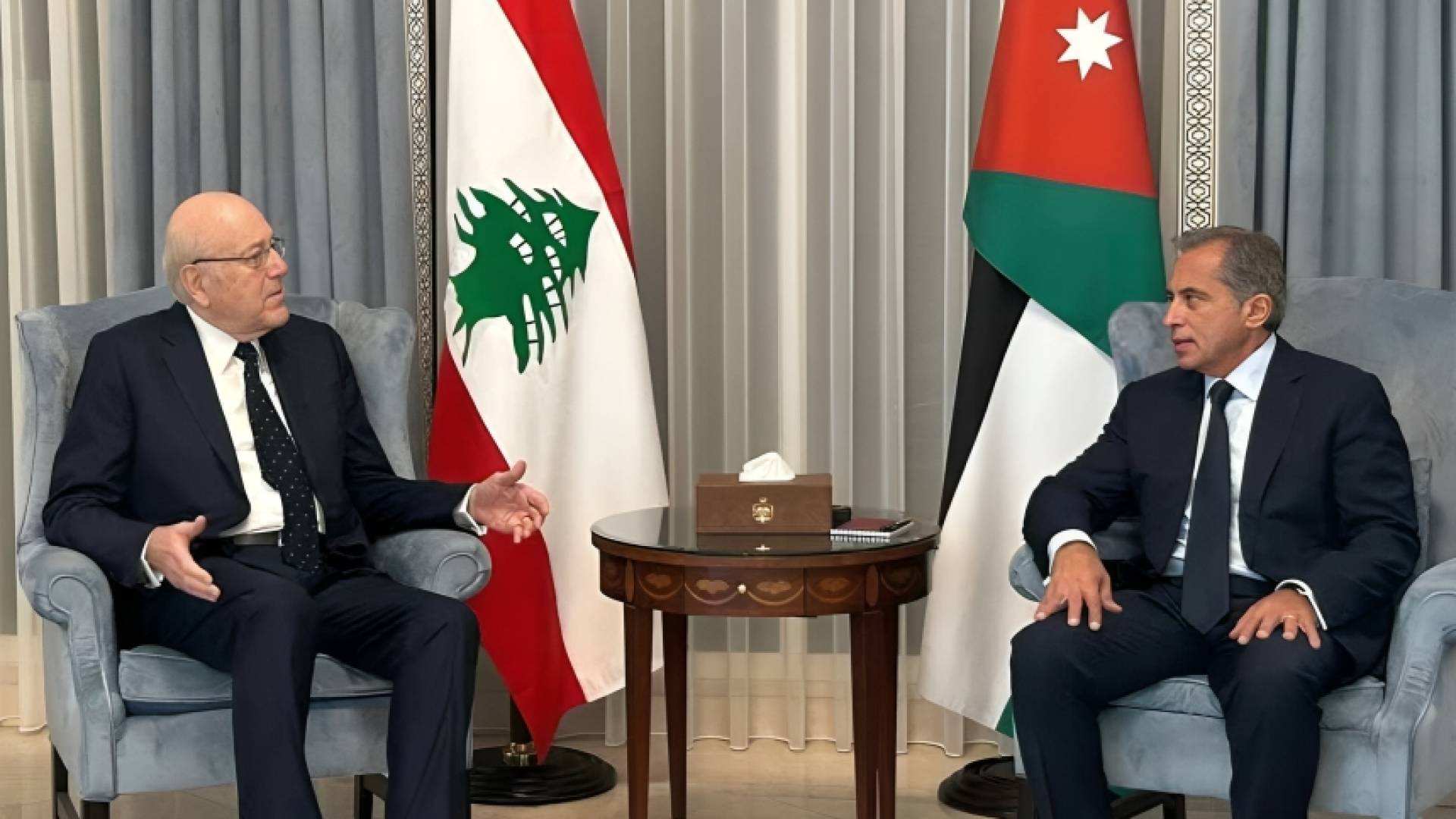 رئيس الوزراء جعفر حسان خلال استقبال نظيره اللبناني نجيب ميقاتي