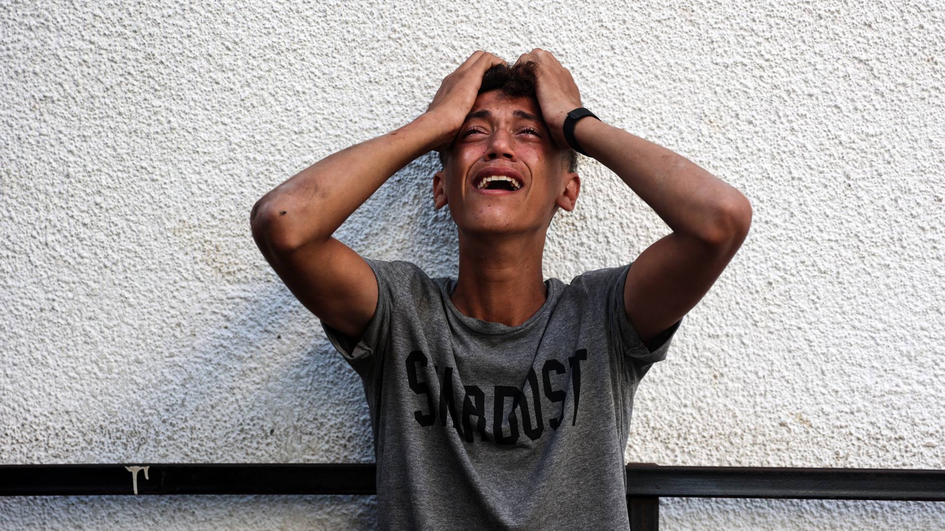 فلسطيني يصرخ ألما في قطاع غزة