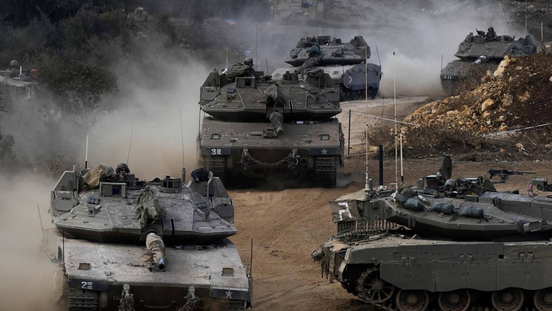 دبابات للاحتلال مقربة الحدود مع لبنان