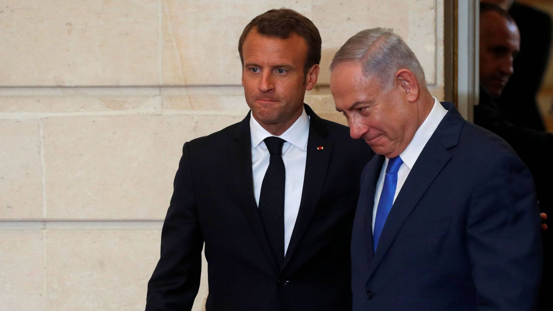 رئيس وزراء حكومة الاحتلال نتنياهو (يمينا)، والرئيس الفرنس ماكرون (يسارا)