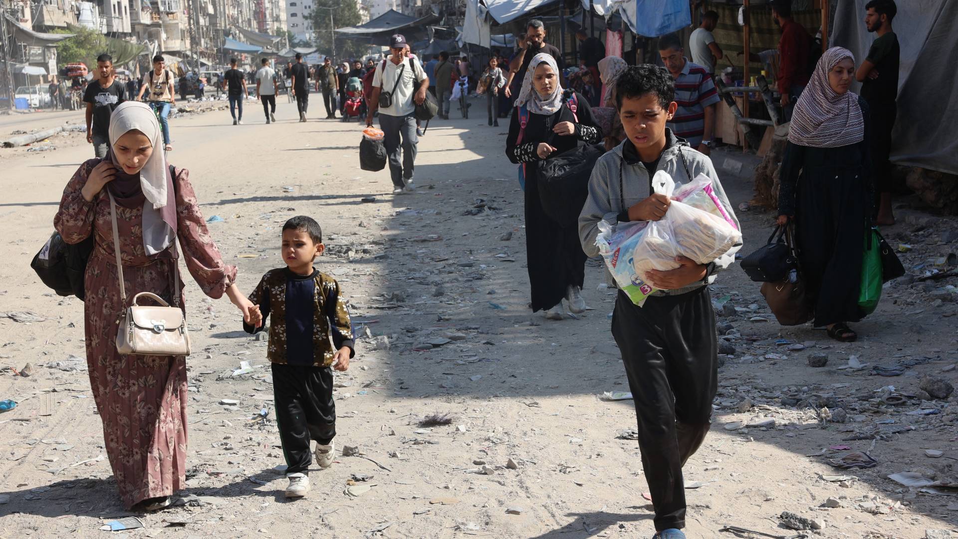 فلسطينيون يحملون أمتعتهم أثناء نزوحهم من مناطق شمال مدينة غزة في شمال قطاع غزة