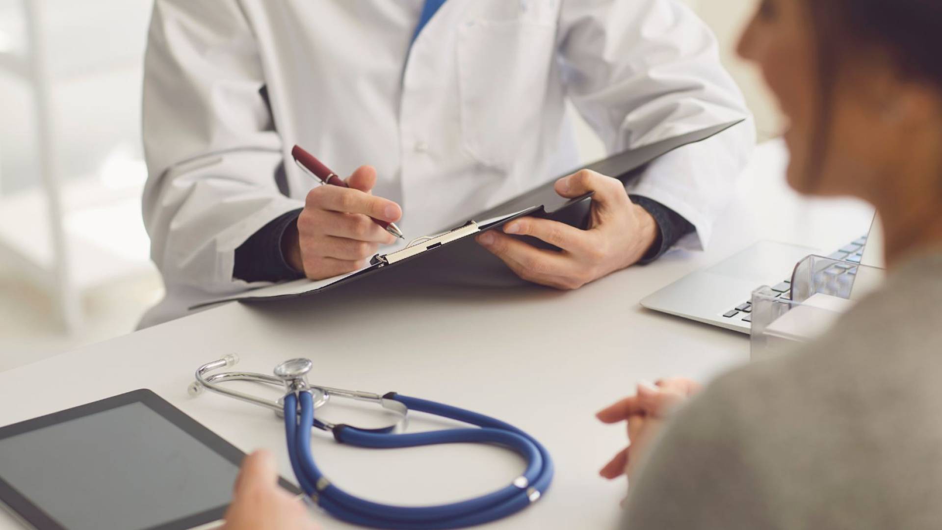 صورة تعبر عن زيارة طبيب