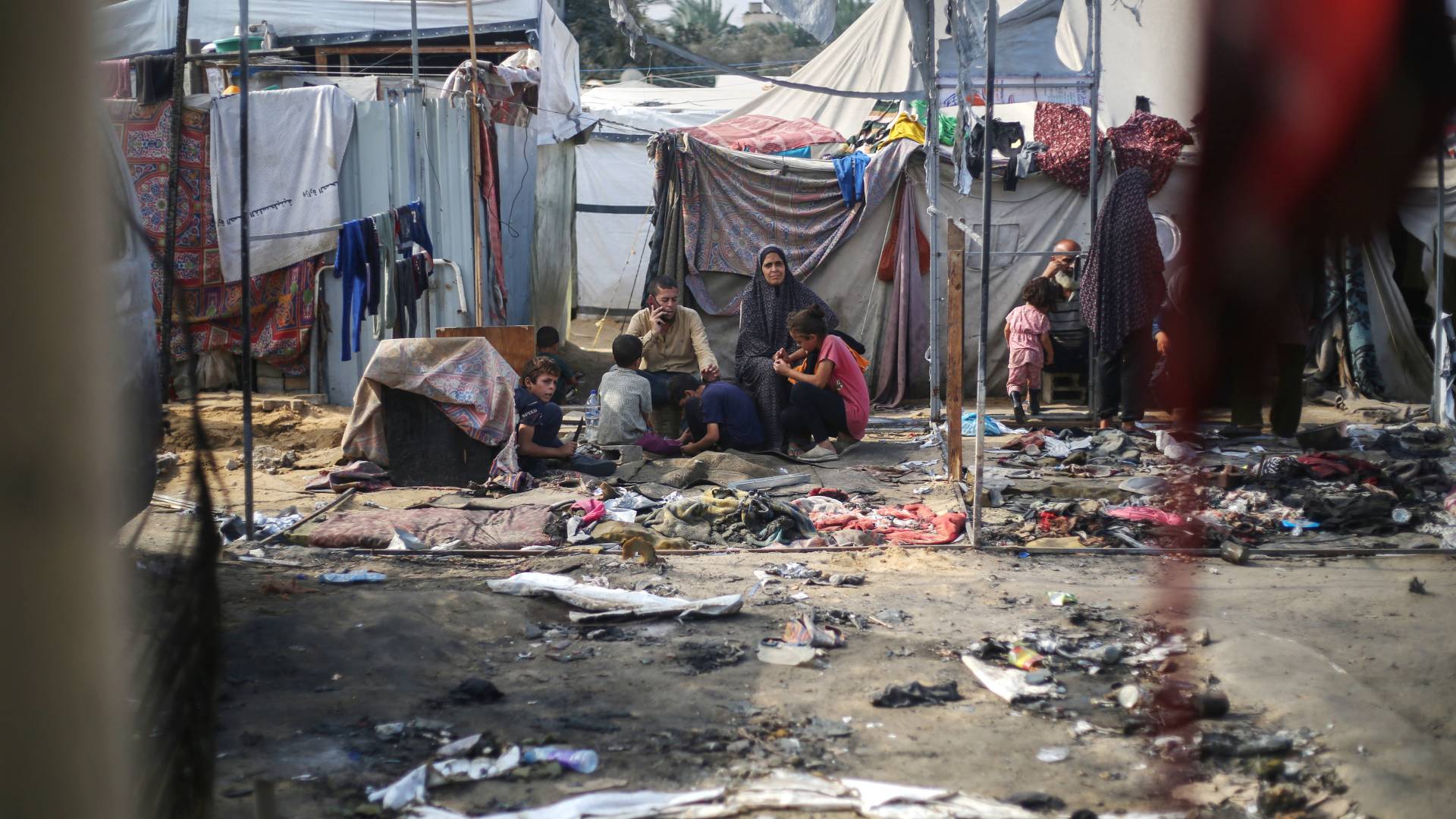 فلسطينيون في موقع استهدفت فيه خيام للنازحين في ساحة مستشفى شهداء الأقصى وسط غزة