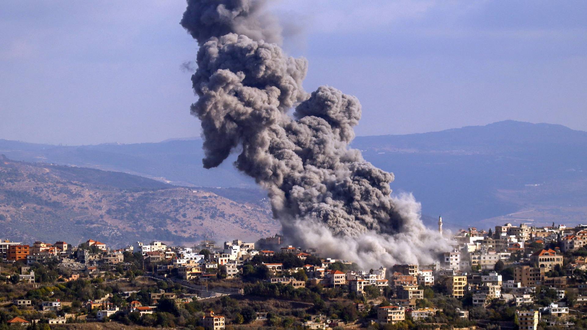 دخان يتصاعد من موقع غارة جوية إسرائيلية استهدفت قرية الخيام بجنوب لبنان