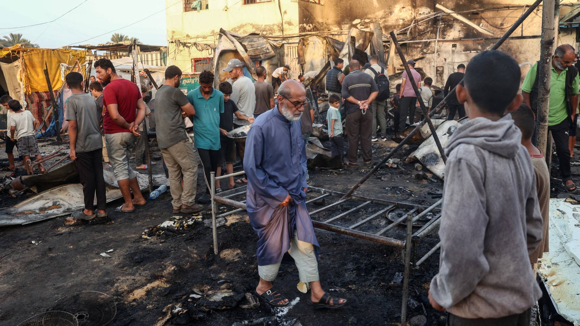 نازحون داخل مستشفى شهداء الأقصى في دير البلح."