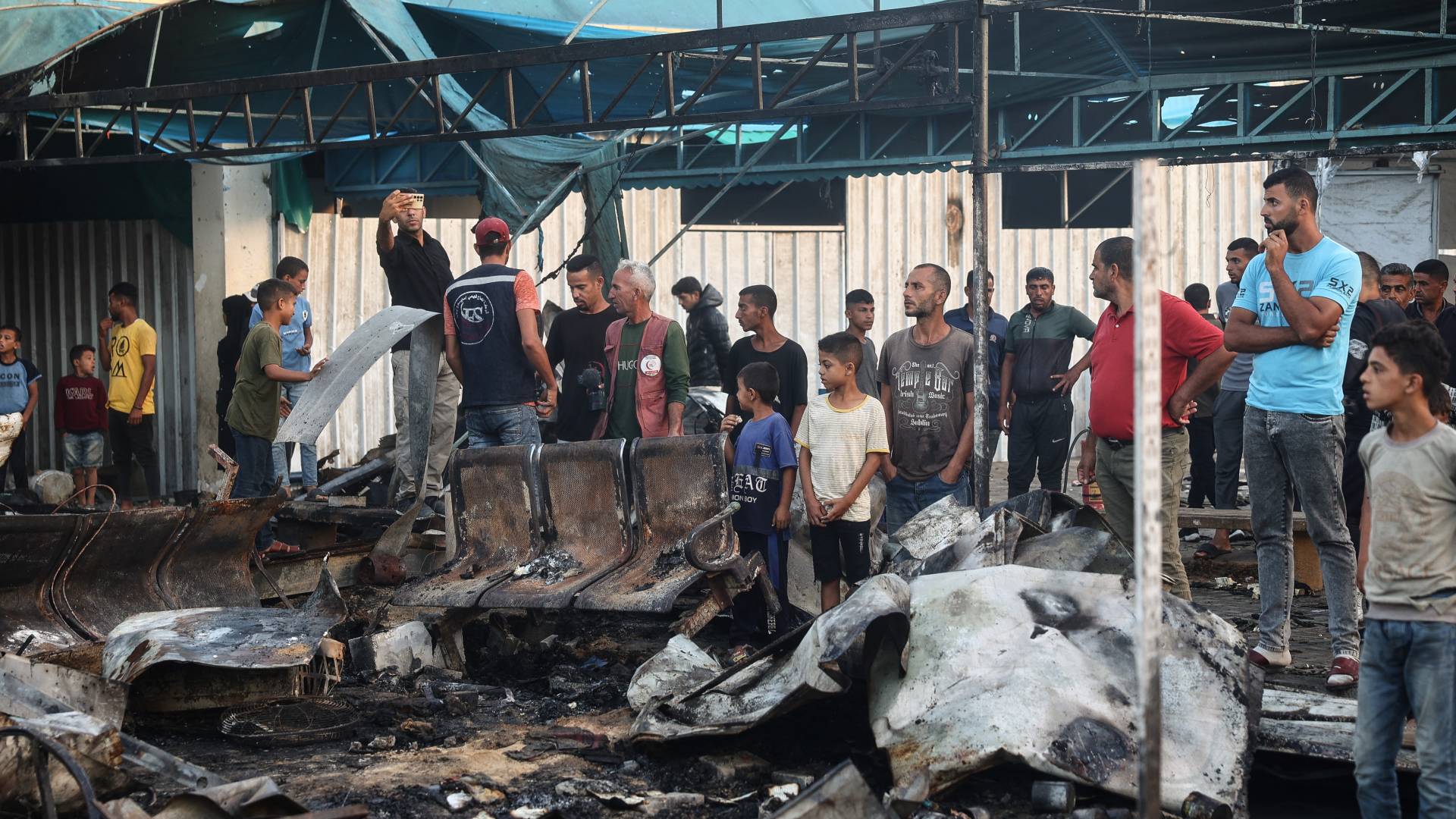 دمار جراء استهداف الاحتلال خيام نازحين داخل مستشفى شهداء الأقصى