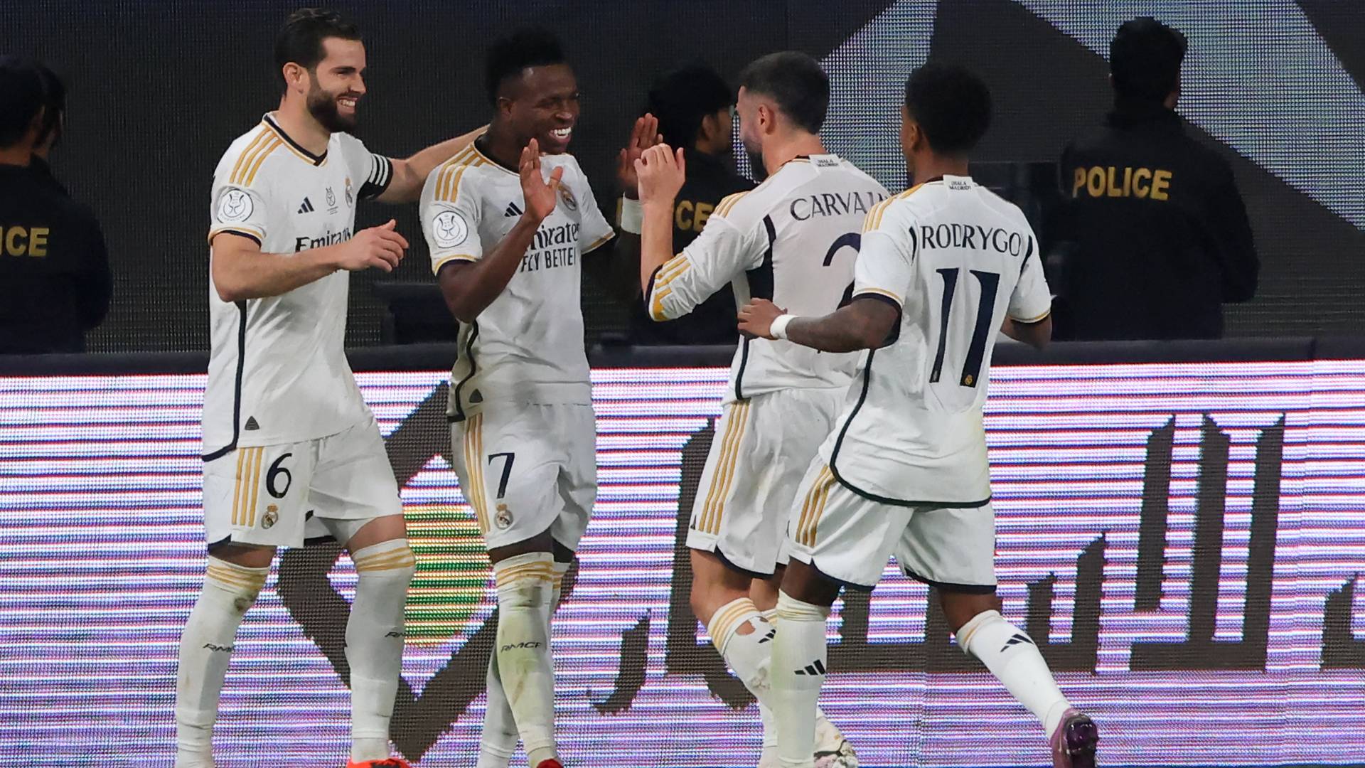 لاعبو ريال يحتفلون بهدف سابق