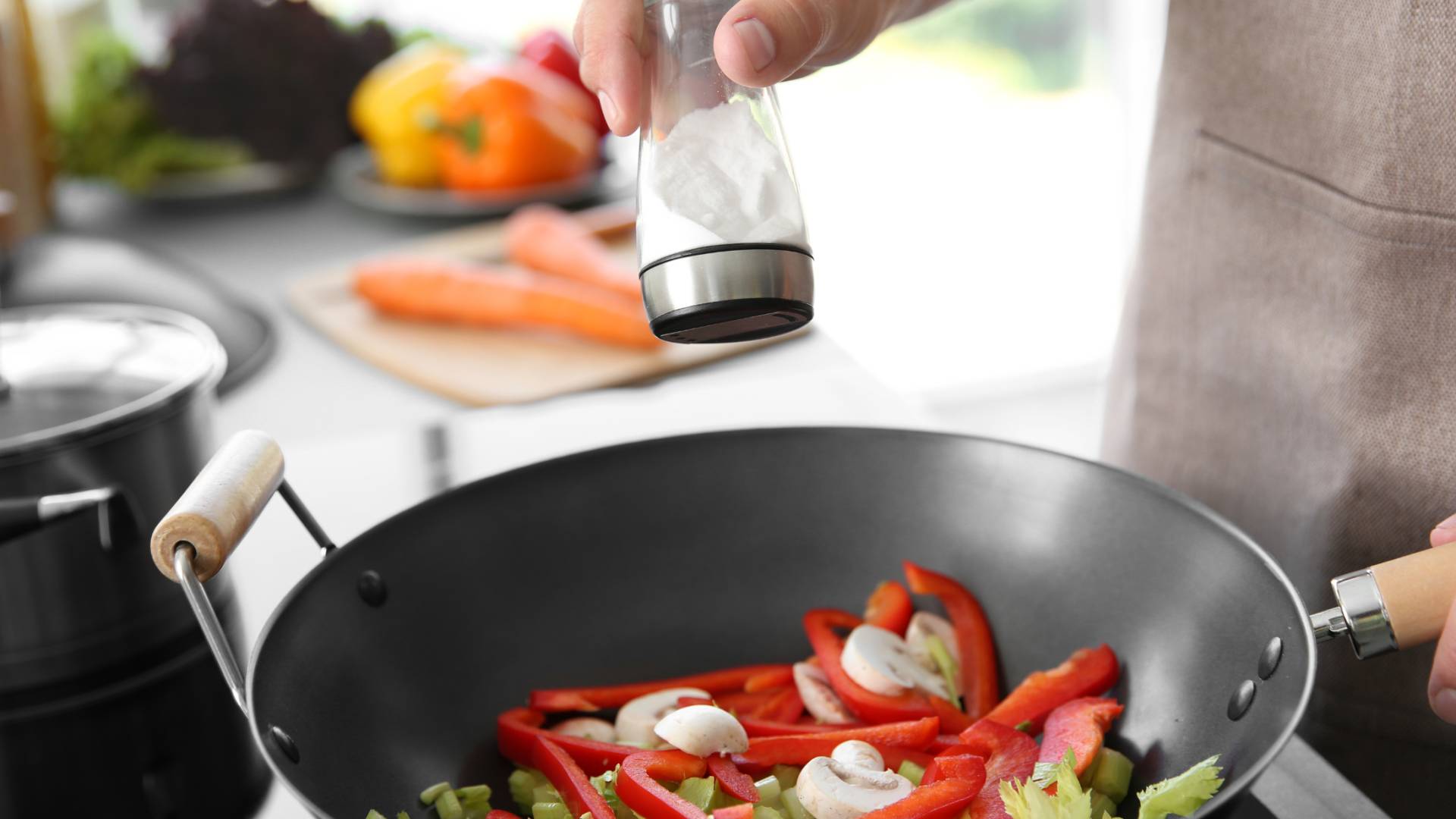 شخص يضيف ملح للطعام