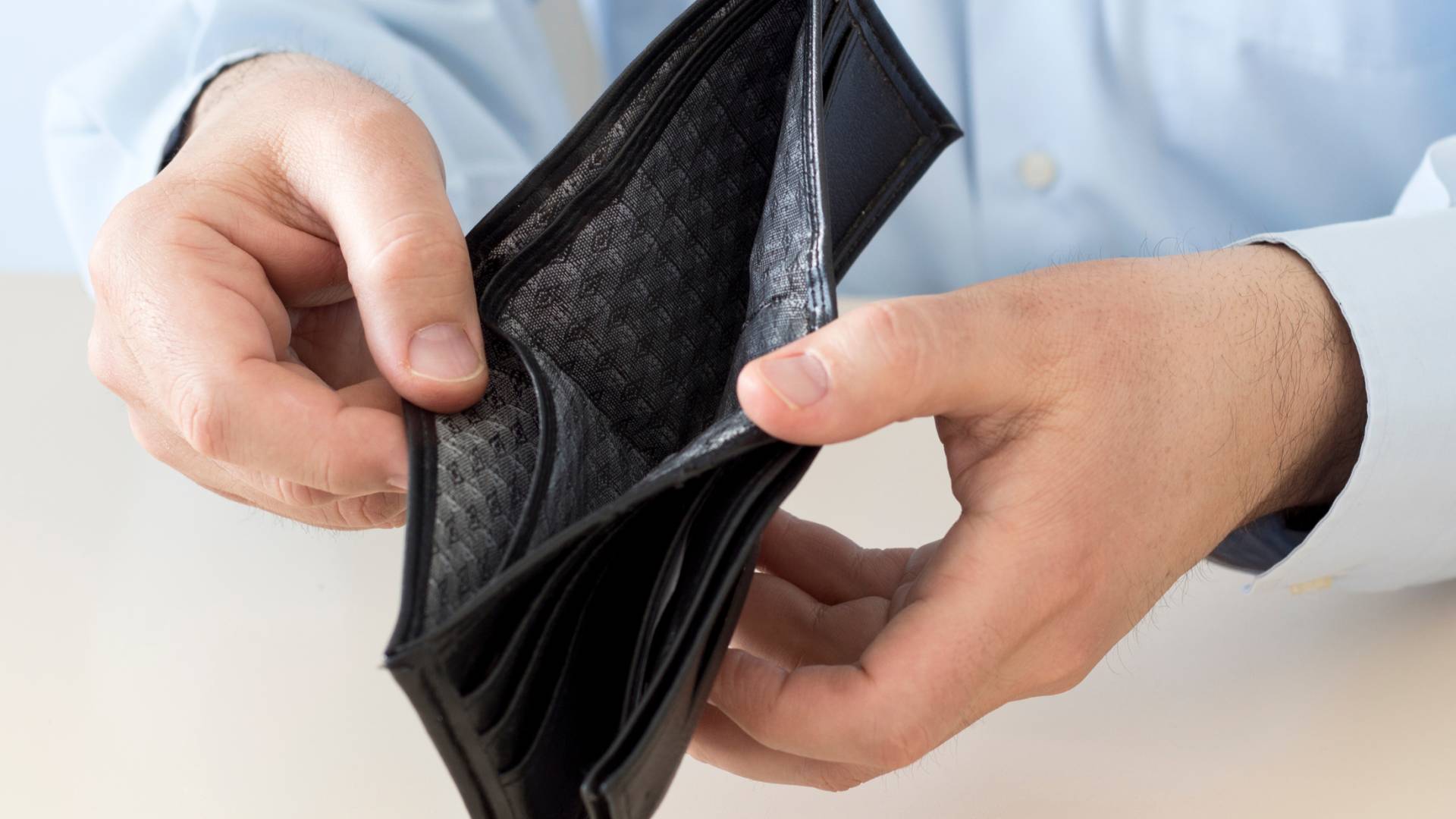 شخص يحمل محفظة فارغة "تعبيرية"