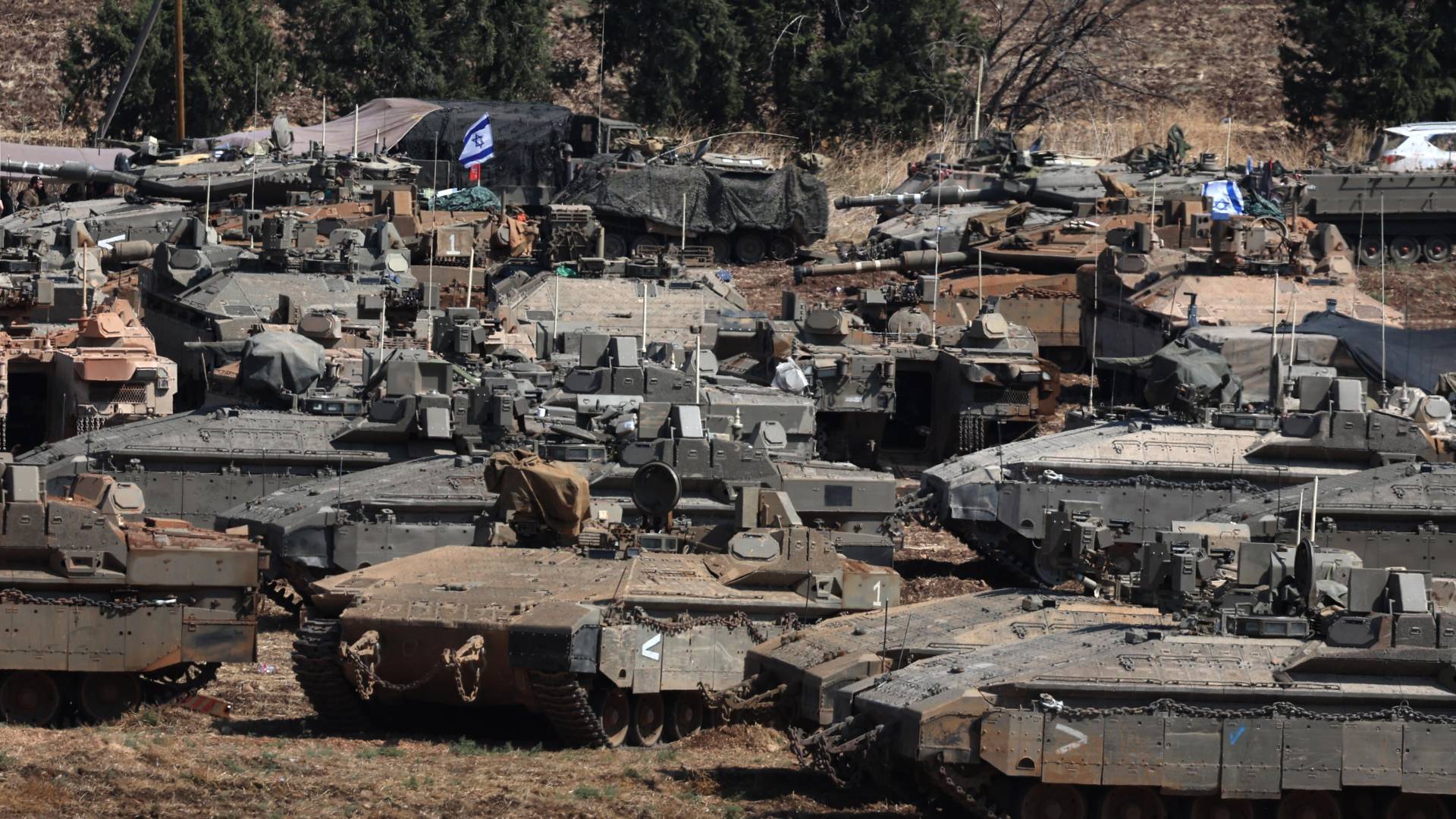 دبابات وآليات الاحتلال العسكرية بالقرب من الحدود اللبنانية